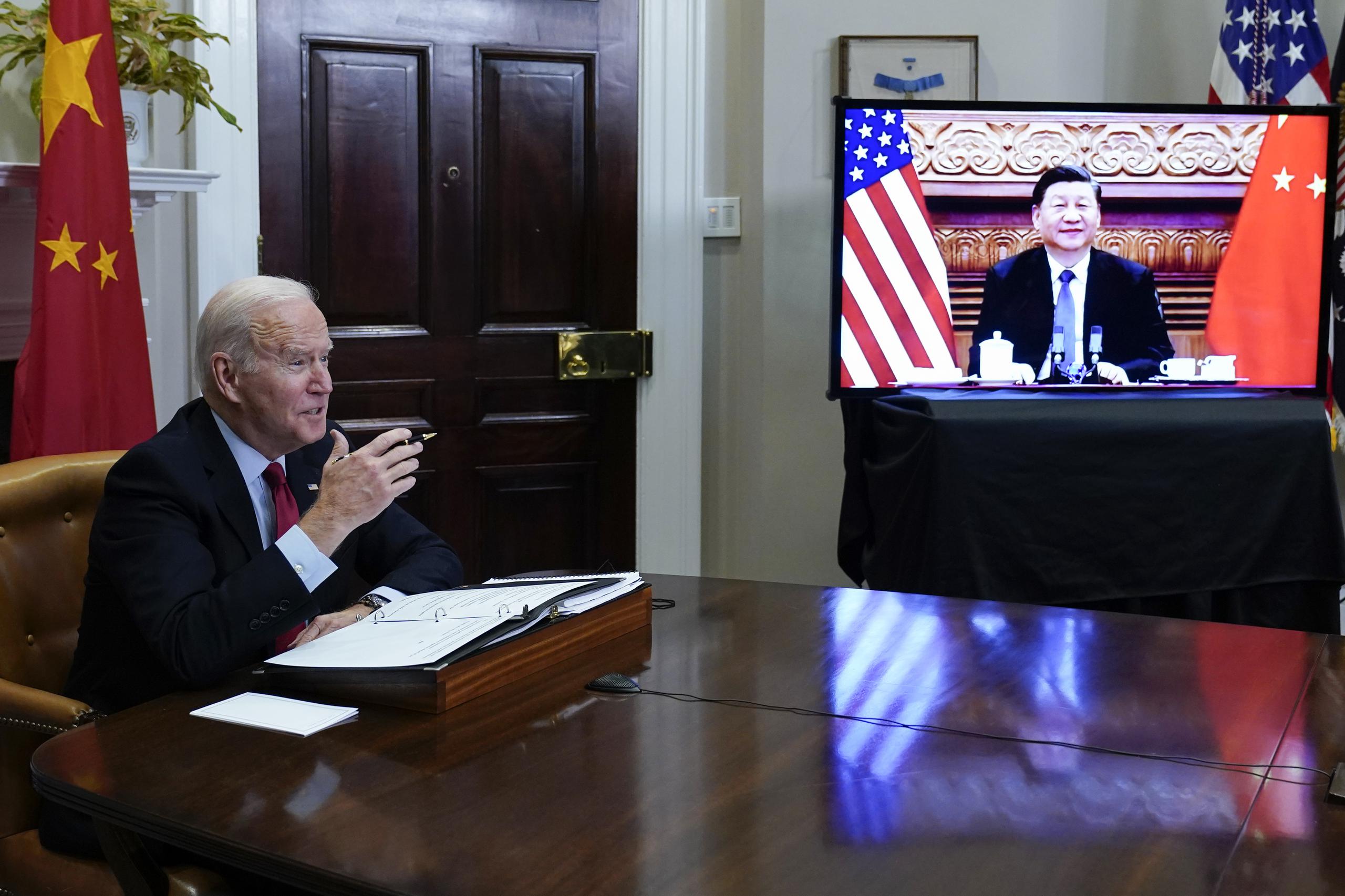 Momento de la reunión virtual entre el presidente estadounidense Joe Biden y su homólogo chino Xi Jinping.