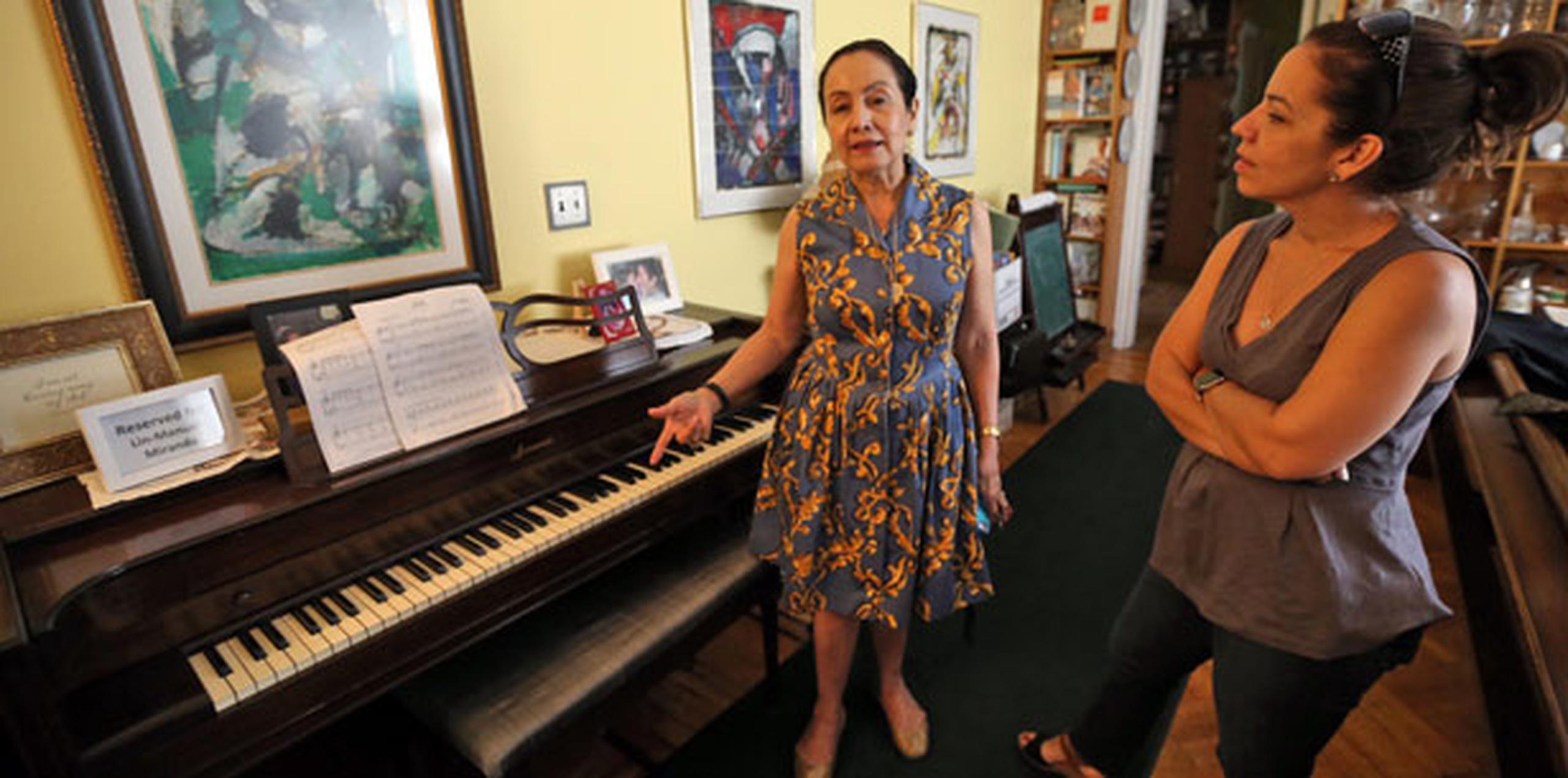 La madre y hermana del dramaturgo muestran el piano en el que Lin Manuel comenzó a componer desde su infancia y en el que escribió mucha de la música de sus musicales. (juan.martinez@gfrmedia.com)