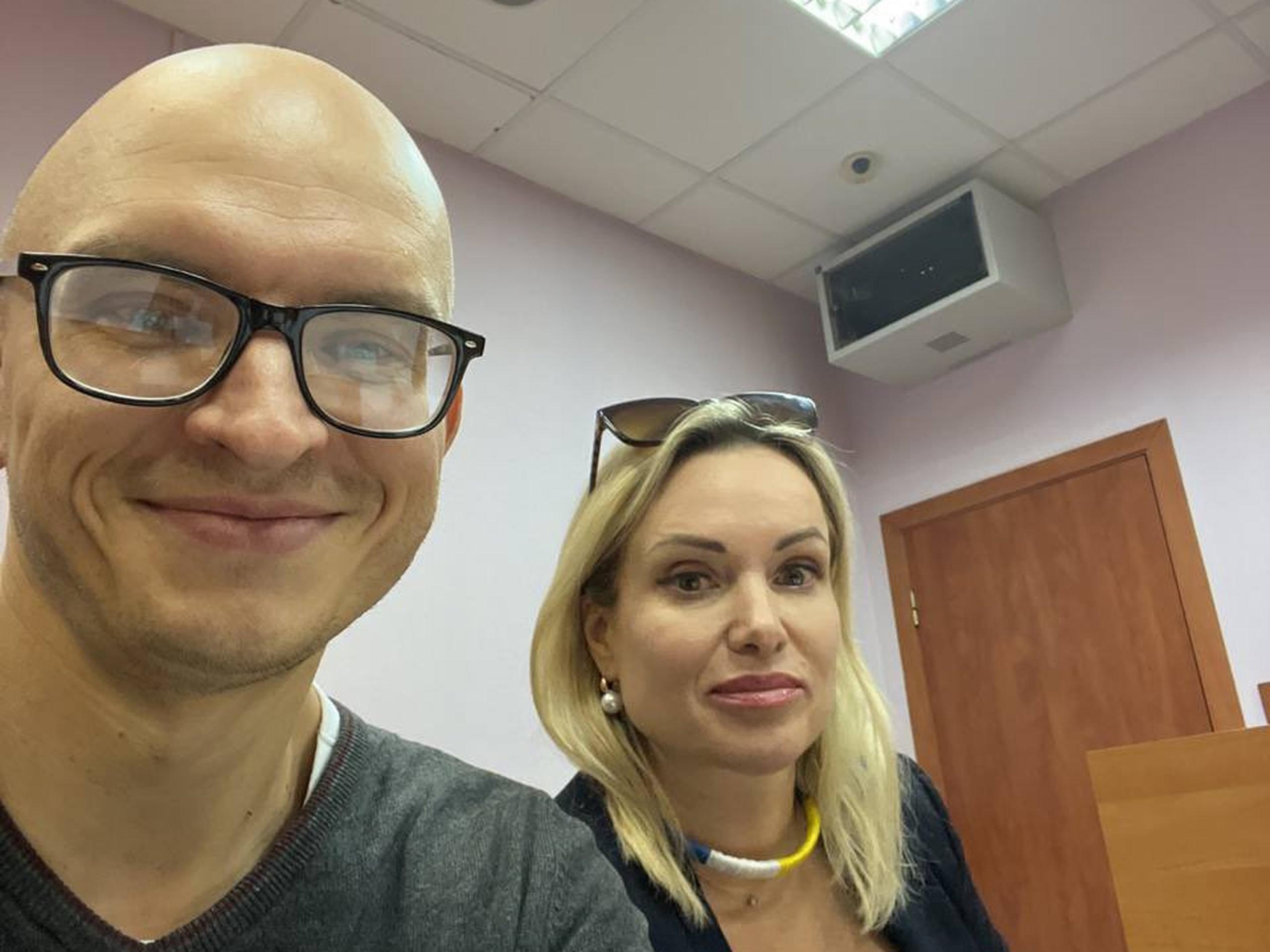 La comunicadora Marina Ovsyannikova, que reveló en unas declaraciones grabadas ser de padre ucraniano y madre rusa, divulgó una foto donde se encontraba acompañada de su abogado, Anton Gashinsky.