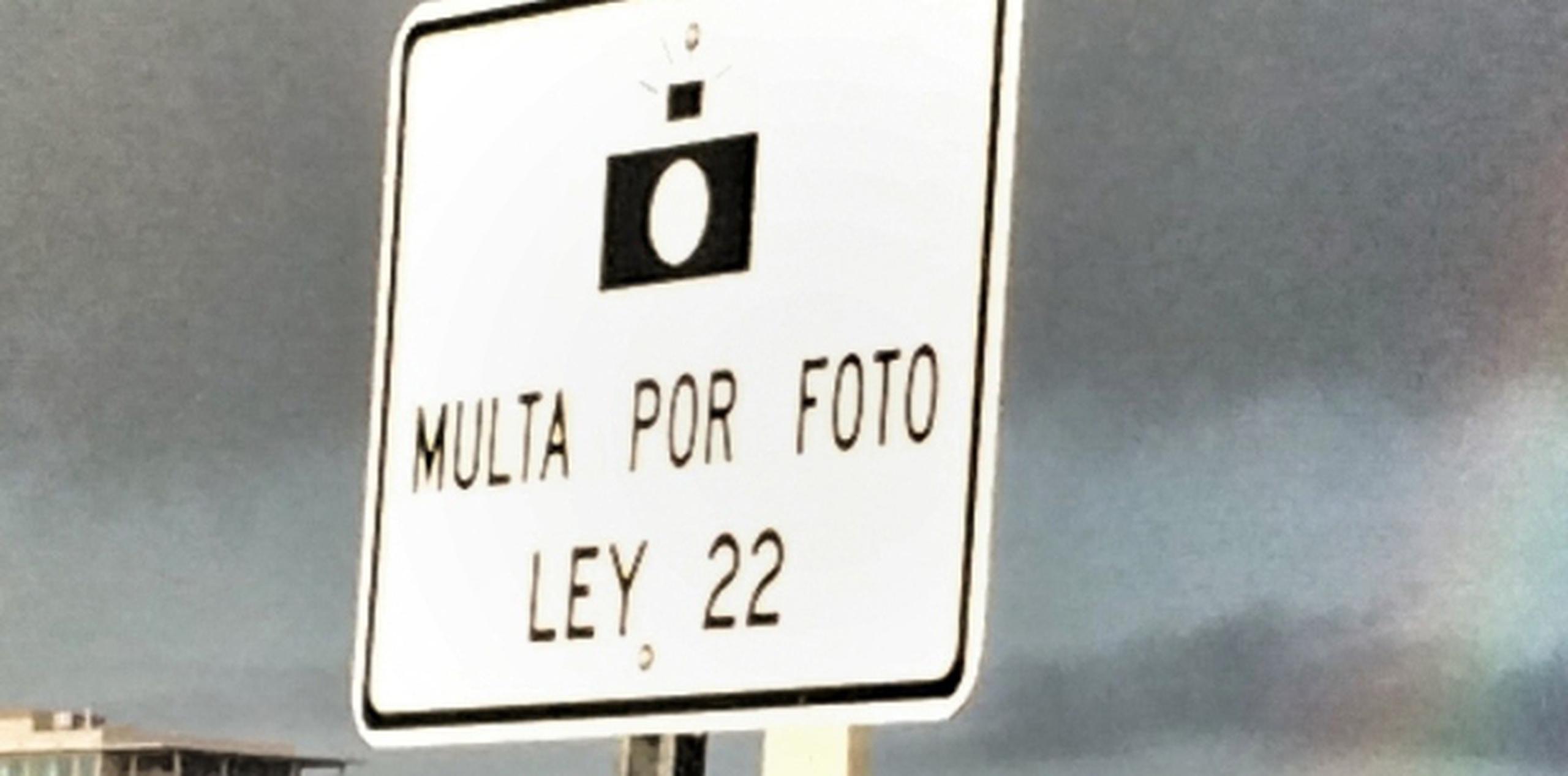 Los avisos  de las foto multas ya comenzaron a  aparecer en la zona metropolitana de San Juan. Esta foto es en el puente Dos Hermanos de El Condado. (Suministrada)