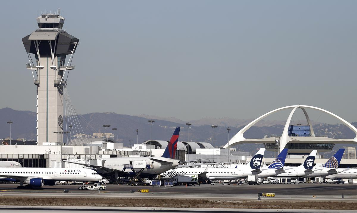United plane makes emergency landing in Los Angeles