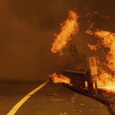 Monstruosos fuegos golpean a California