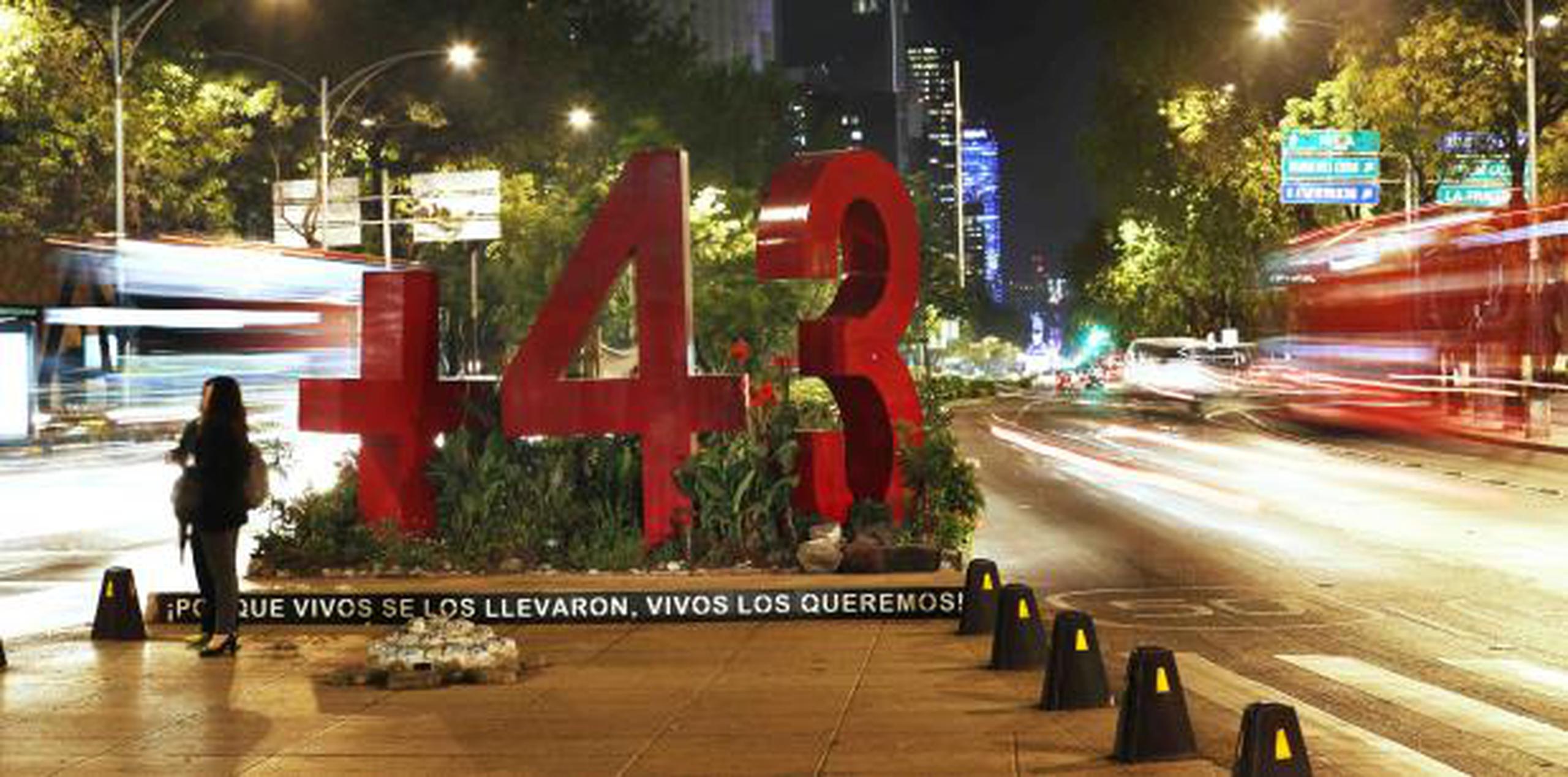 Una estructura del número 43 sobre el Paseo de la Reforma de la Ciudad de México en memoria de los 43 estudiantes de la Escuela Normal Rural de Ayotzinapa secuestrados por la policía y entregados al narcotráfico. (AP)