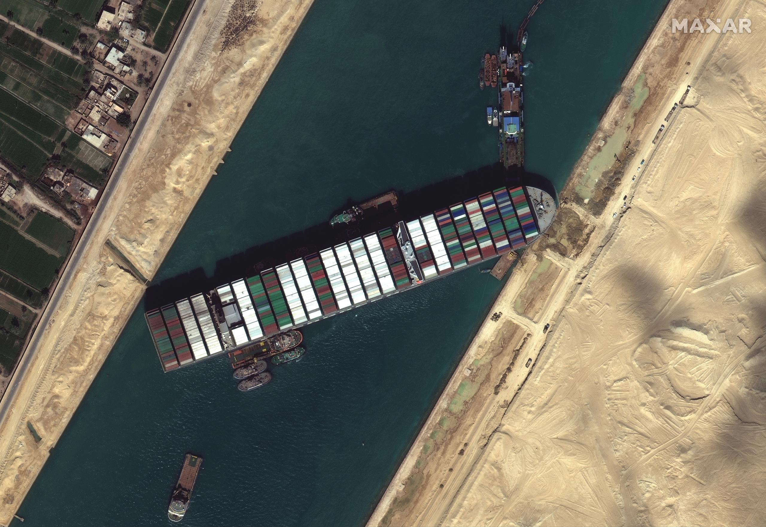 Esta foto de satélite muestra la posición en la que quedó el buque de carga MV Ever Given.