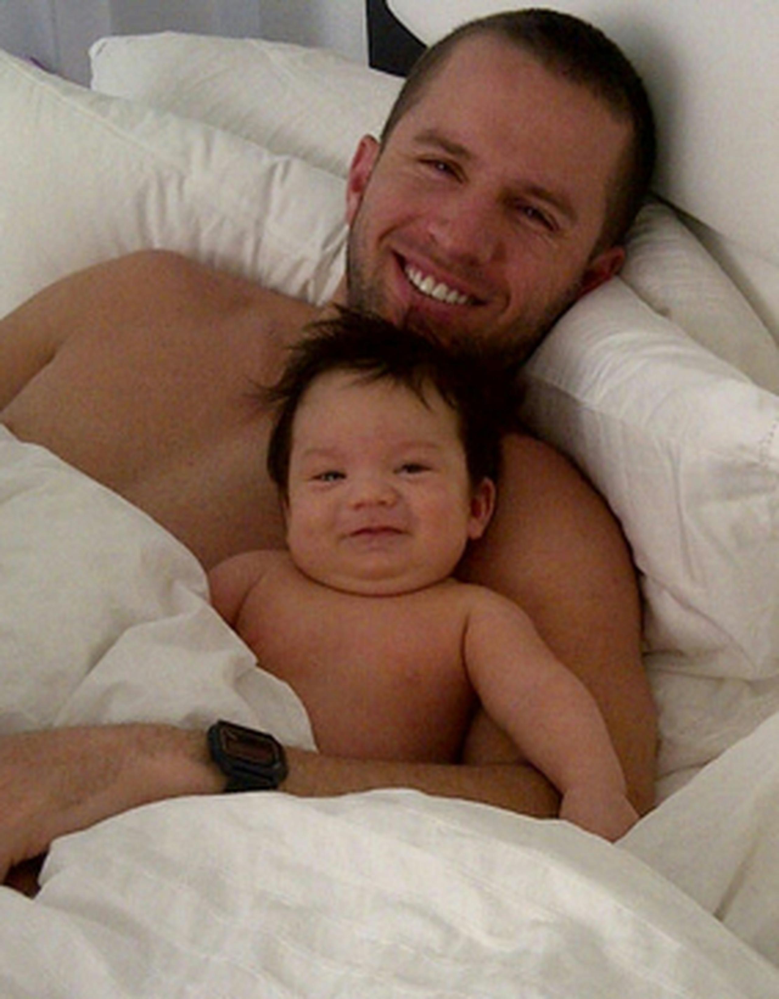 Zuleyka tuiteó hoy una foto en la que se ve a Barea acostado en la cama abrazando al primogenitor de la pareja, Sebastián José. (Twitter)