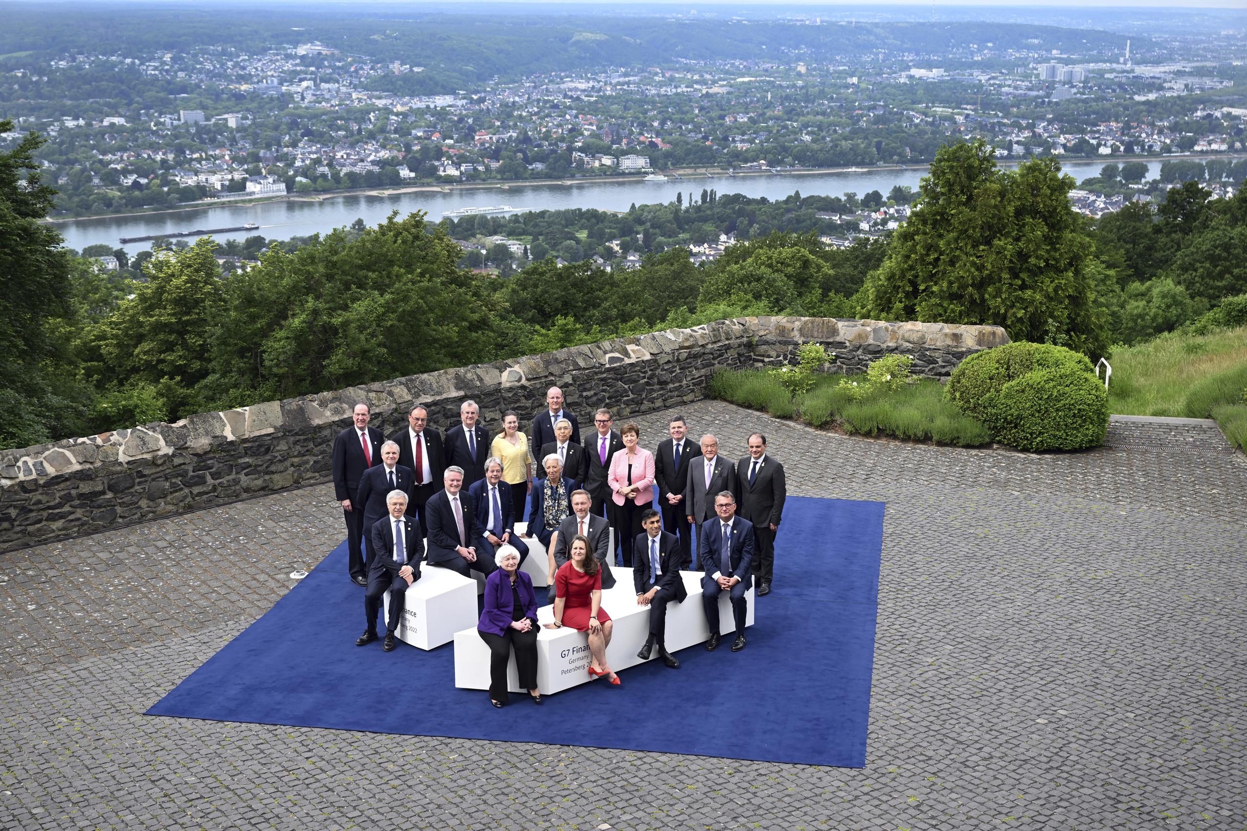 La secretaria del Tesoro de Estados Unidos, Janet Yellen (delante), y los participantes en la cumbre de ministros de Finanzas del Grupo de los Siete organizada por el ministro alemán, Christian Lindner, posan para una fotografía en Petersberg, cerca de Bonn, Alemania.