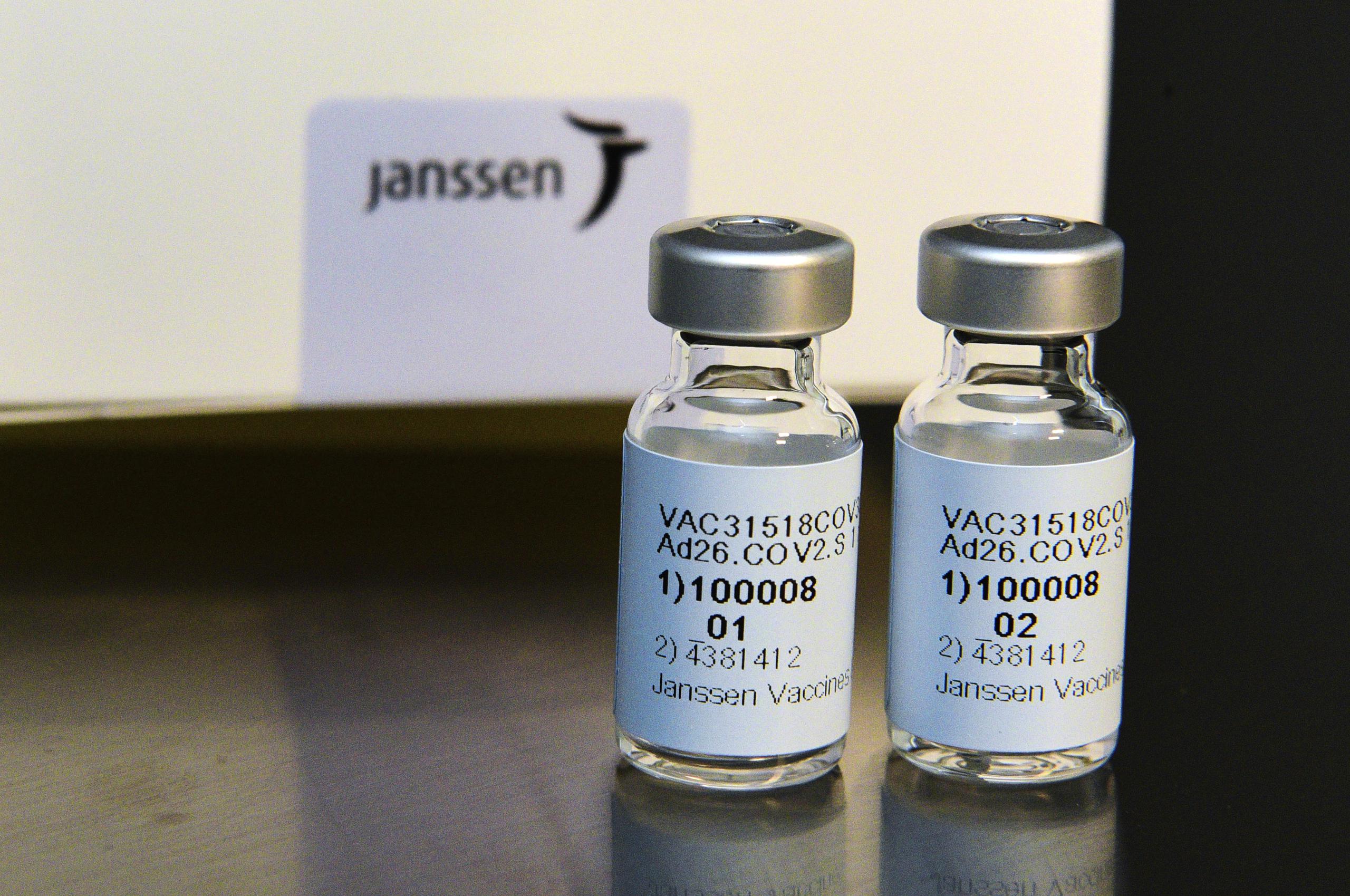 Esta fotografía de septiembre de 2020 distribuida por Johnson & Johnson muestra la vacuna contra el COVID-19 desarrollada por su filial Janssen.