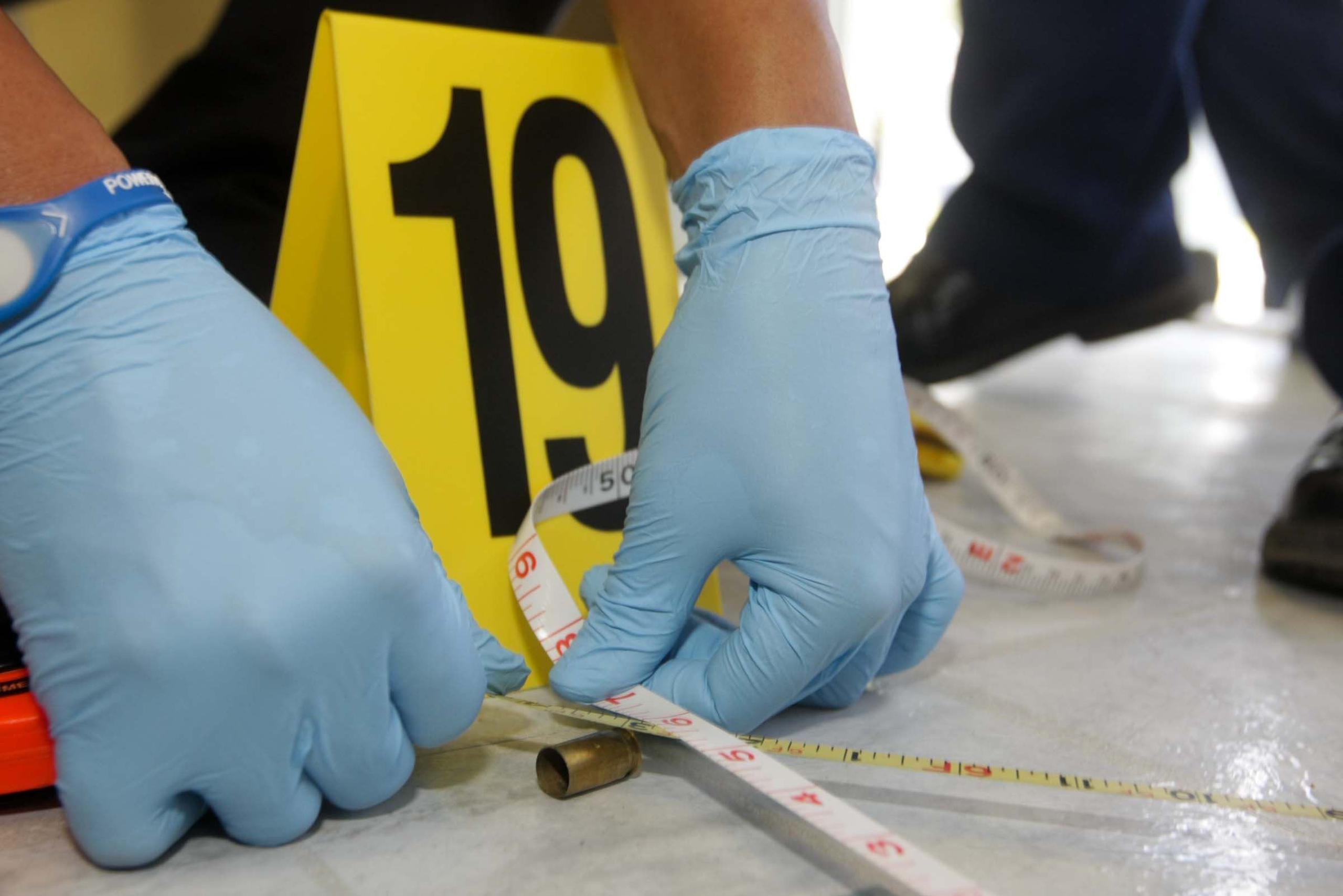 En la escena del crimen en Santa Isabel se ocuparon varias piezas de evidencia, entre otras, casquillos calibre 40 y 9 milímetros.