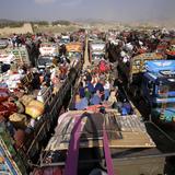 Afganos que huyen de Pakistán no tienen agua, comida, ni refugio