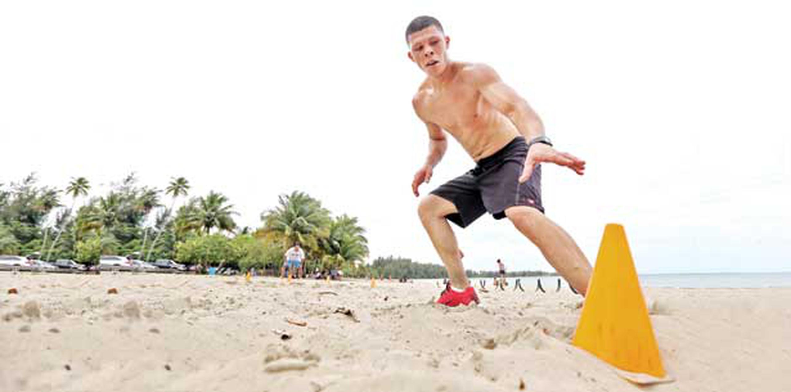 El programa de ejercicios de Román “Rocky”  Martínez consiste en saltar vallas en la arena y trabajar en la velocidad de piernas. (juan.martinez@gfrmedia.com)