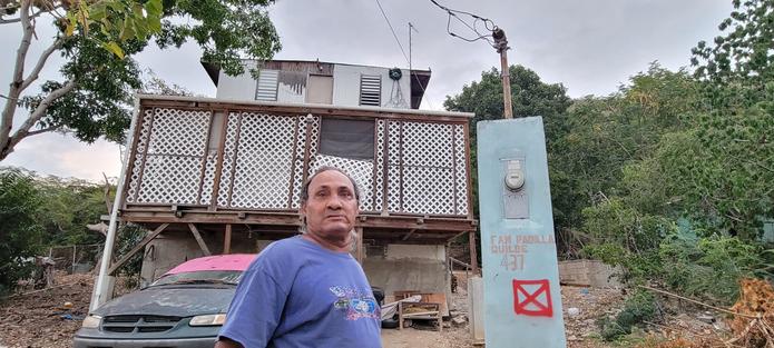 Felipe Padilla Guilbe dice que ha tratado de arreglar poco a poco su casita, pero ha sido cuesta arriba.