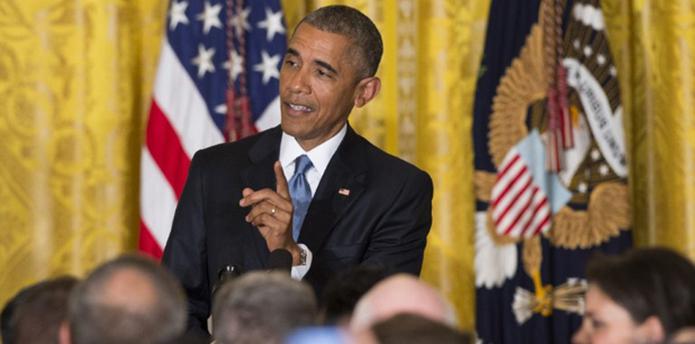 Cuando el agitador siguió hablando al mismo tiempo, Obama elevó el tono. (AFP)