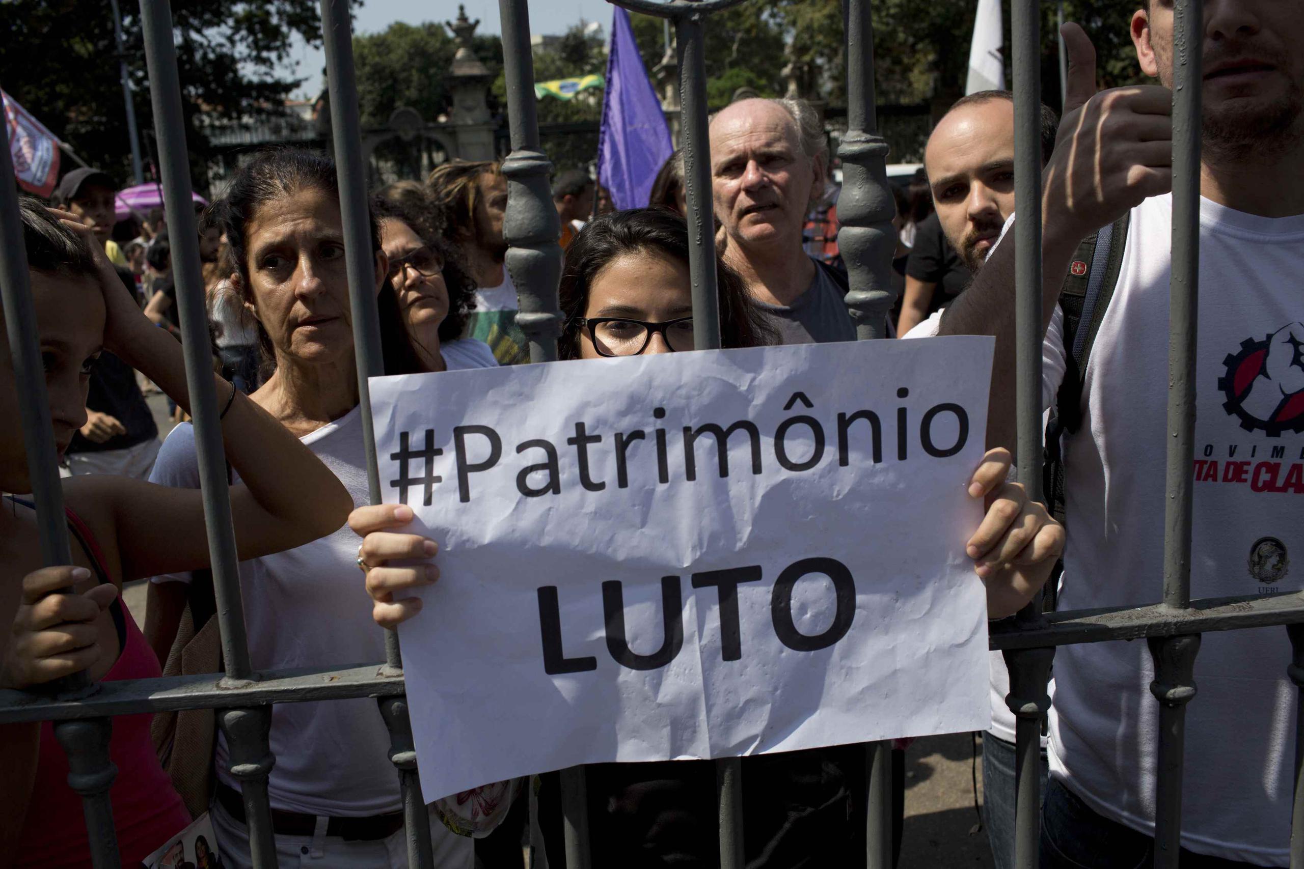 Estudiantes y empleados del Museo Nacional de Brasil protestan afuera del recinto. (AP / Silvia Izquierdo)