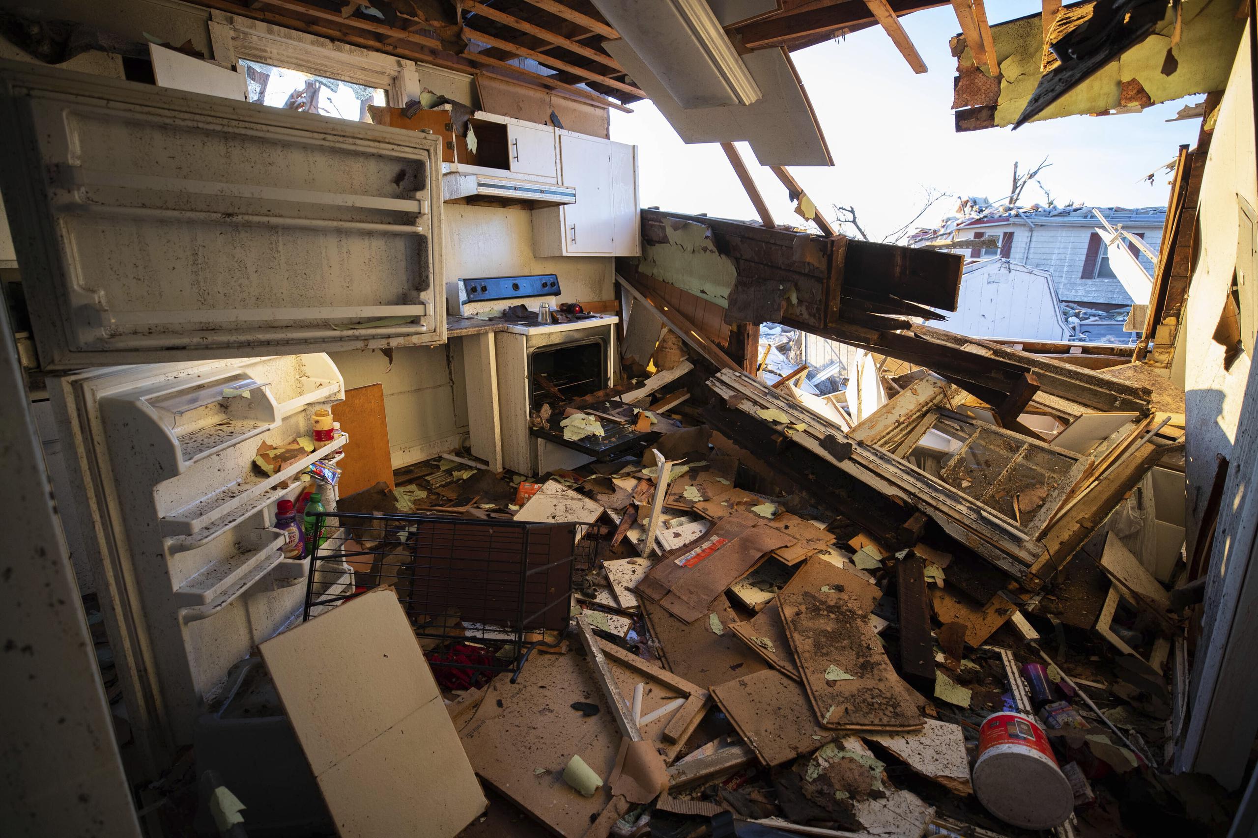 Los restos de la cocina de una casa después de un tornado en Dawson Springs, Kentucky, el domingo 12 de diciembre de 2021. Un tornado monstruoso, que abrió una pista que podría rivalizar con la más larga registrada, arrasó el centro de Estados Unidos el viernes. (Foto AP / Michael Clubb)