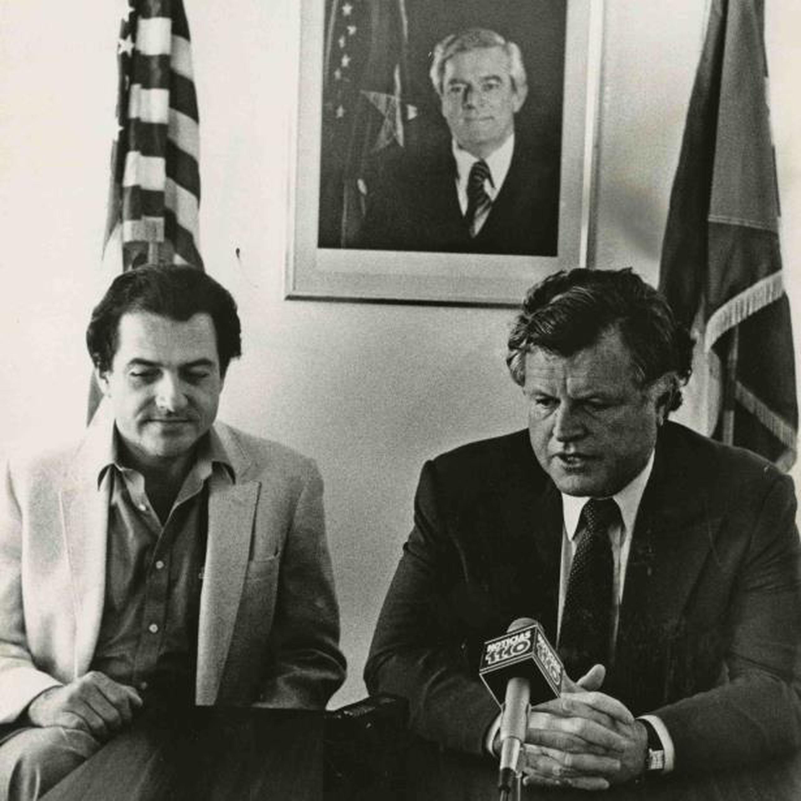 En casa siguió siendo Cuchin, sin acento. En la imagen junto a Edward Kennedy en el 1982. (Archivo)