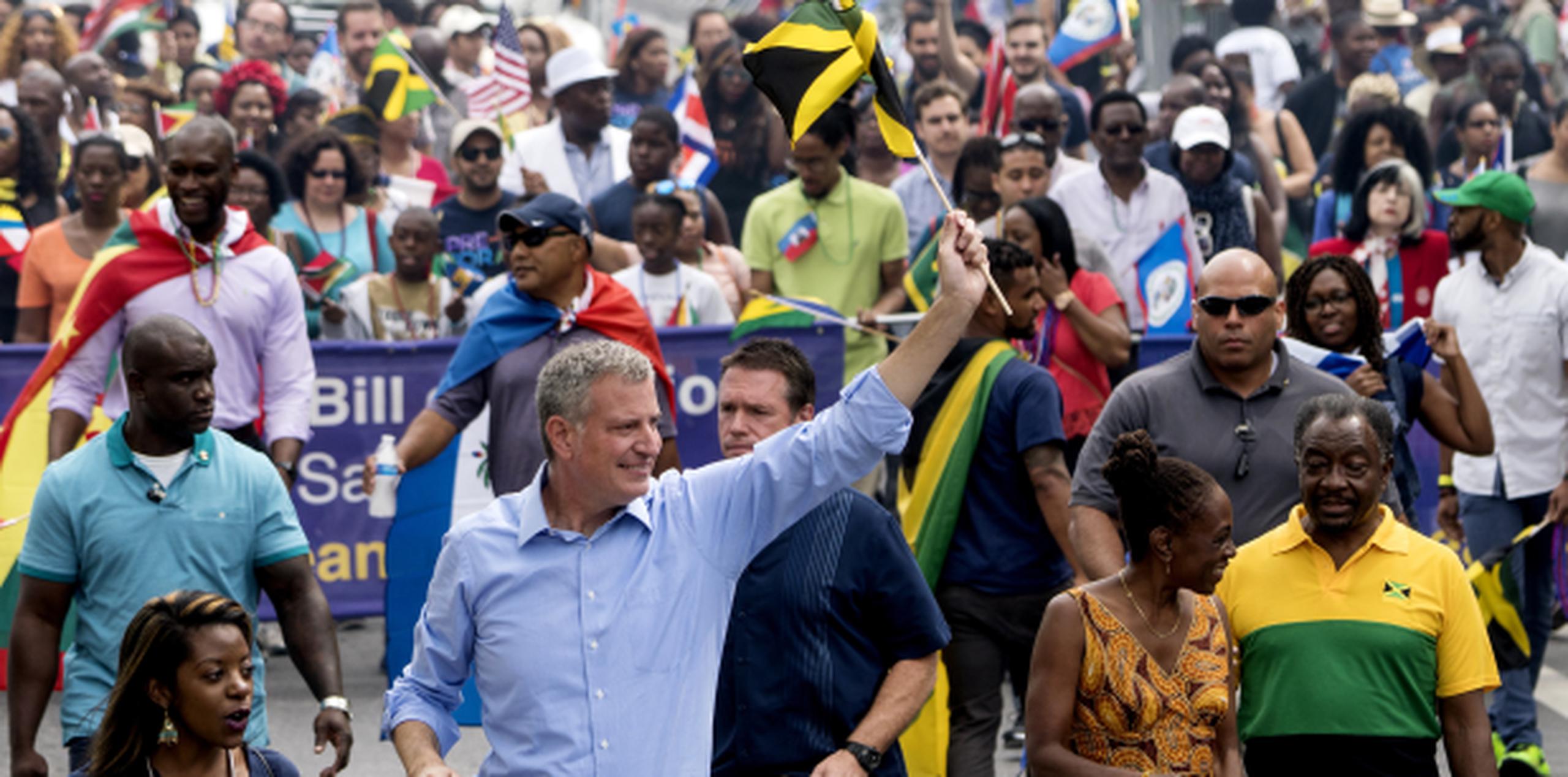 El alcalde de New York City, Bill de Blasio, saluda mientras marcha en una parada del festival. (AP Photo/Craig Ruttle)