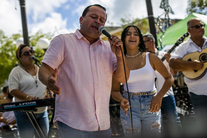 El trovador Luis Daniel Colón prendió la fiesta en la plaza de Barranquitas en el cierre de Somos Puerto Rico