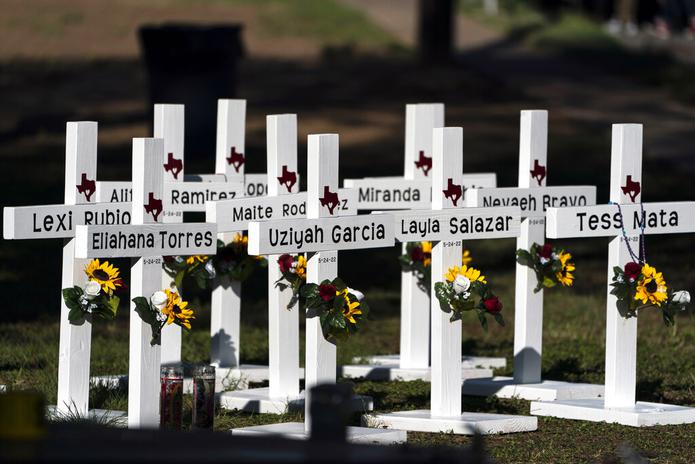 Cruces con los nombres de las víctimas fueron colocadas en el exterior de la Escuela Primaria Robb, en Uvalde, Texas.