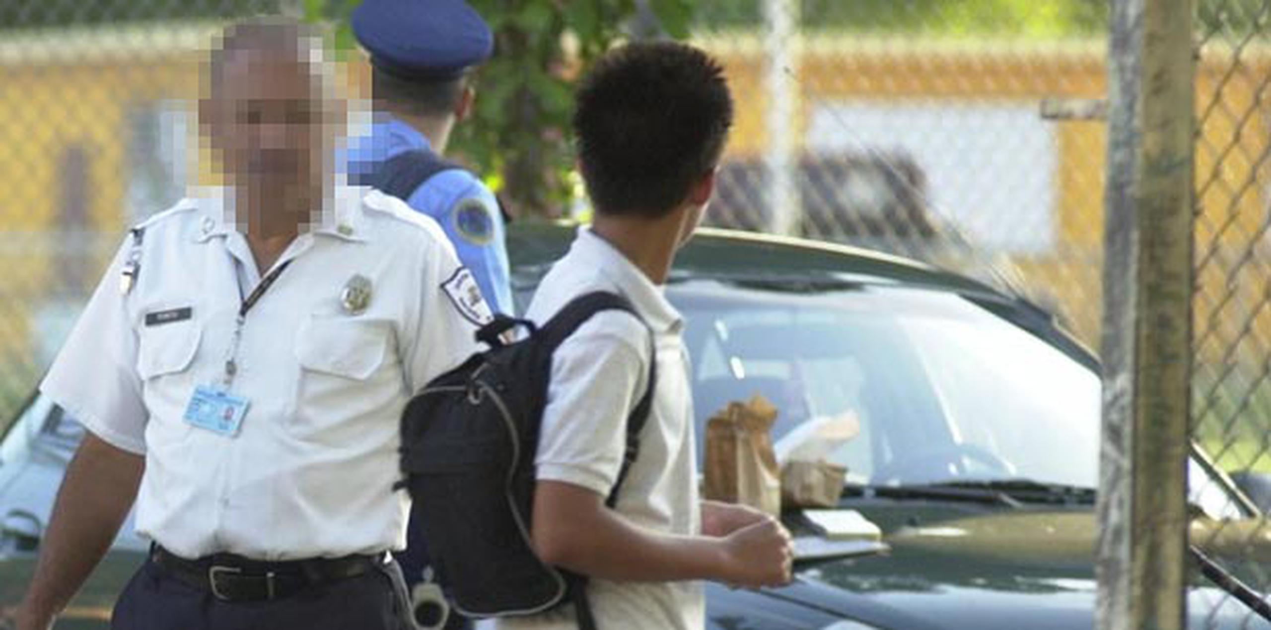 El Departamento de Educación ubicó guardias escolares solo en las escuelas de mayor incidencia criminal.   (Archivo)