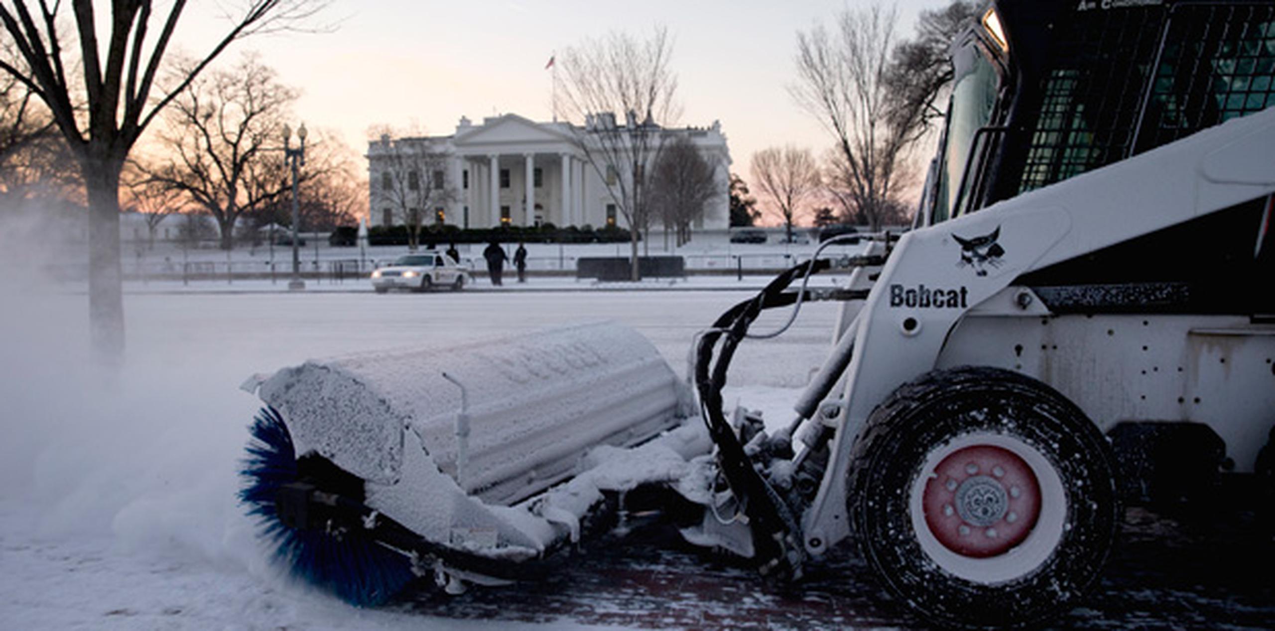 La capa de menos de dos centímetros de nieve que cayó sobre Washington, Maryland y el norte de Virginia se congeló inmediatamente, y la mayoría de los distritos escolares abrieron tarde el jueves o cancelaron las clases. (AP)