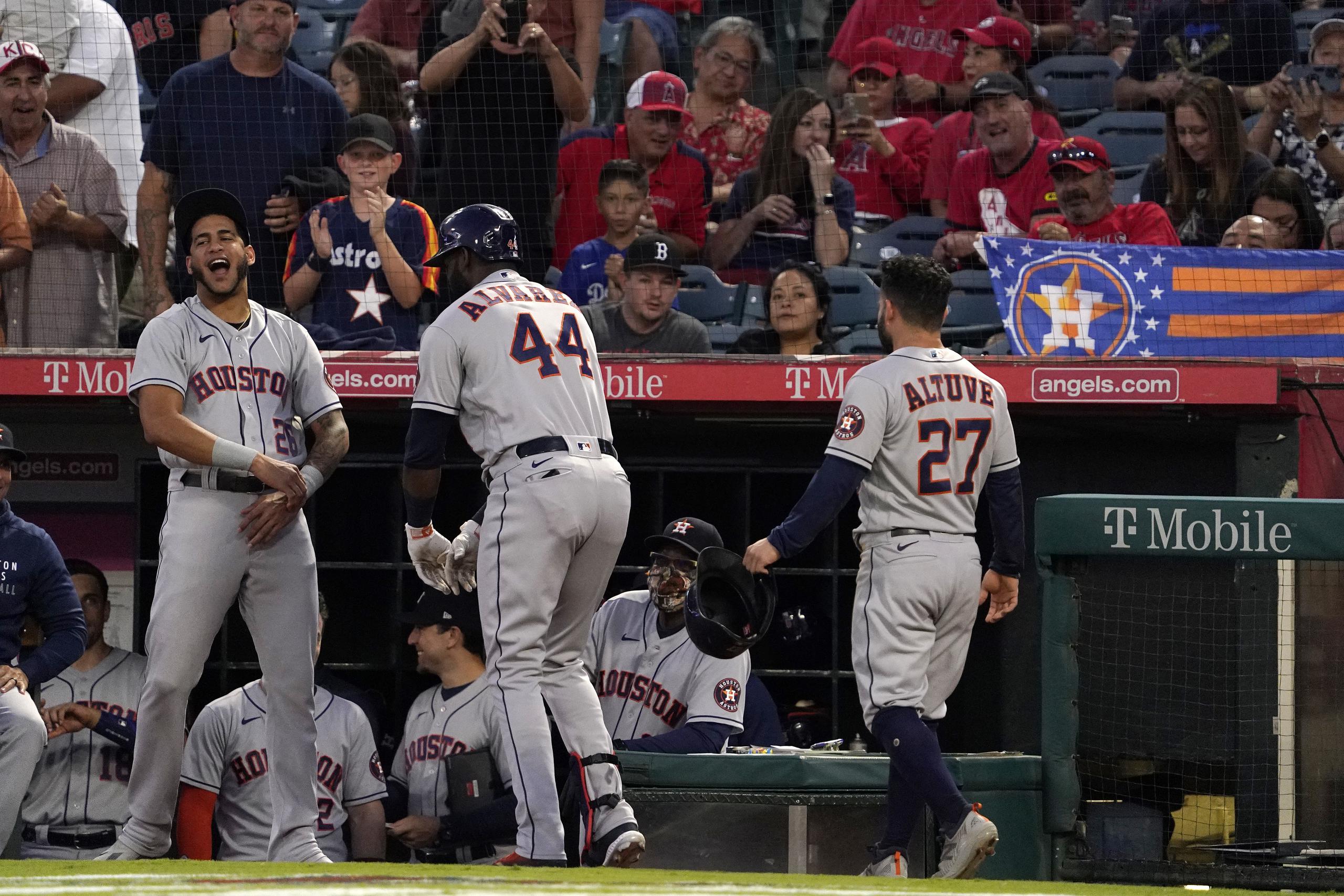 Yordán Álvarez (centro), de los Astros de Houston, celebra con José Siri (izquierda) y José Altuve tras batear un jonrón de dos carreras en el primer inning. Con la victoria ayer los Astros están cerca de reclamar su cuatro cetro divisional en cinco años.