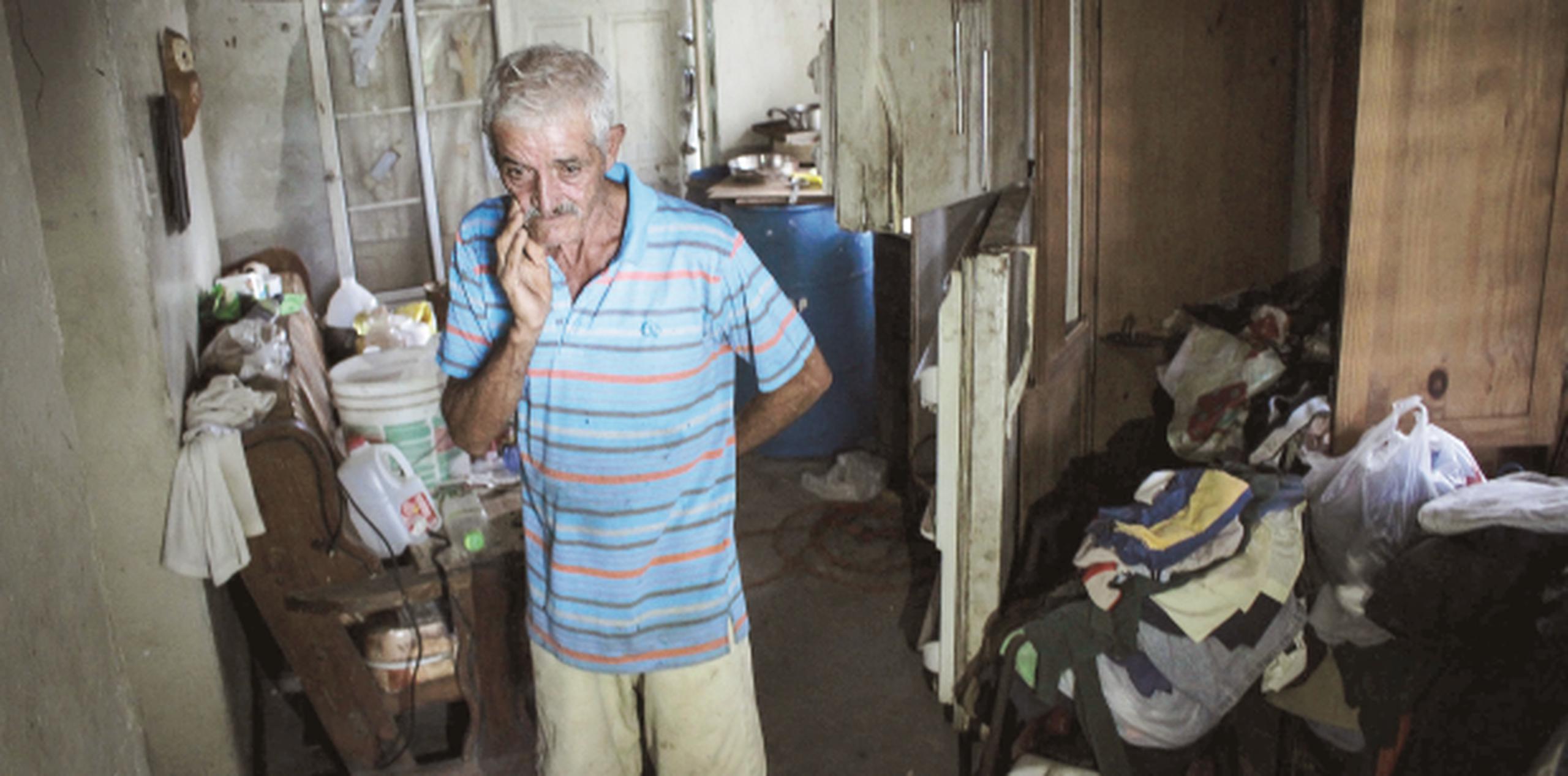 Don Jaime Andújar Rodríguez se las busca recogiendo tamarindos y cocos para venderlos. (SUMINISTRADA / GERARDO CASTILLO)