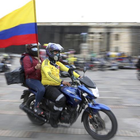 Presidente de Colombia pide al Parlamento retirar propuesta de reforma tributaria 