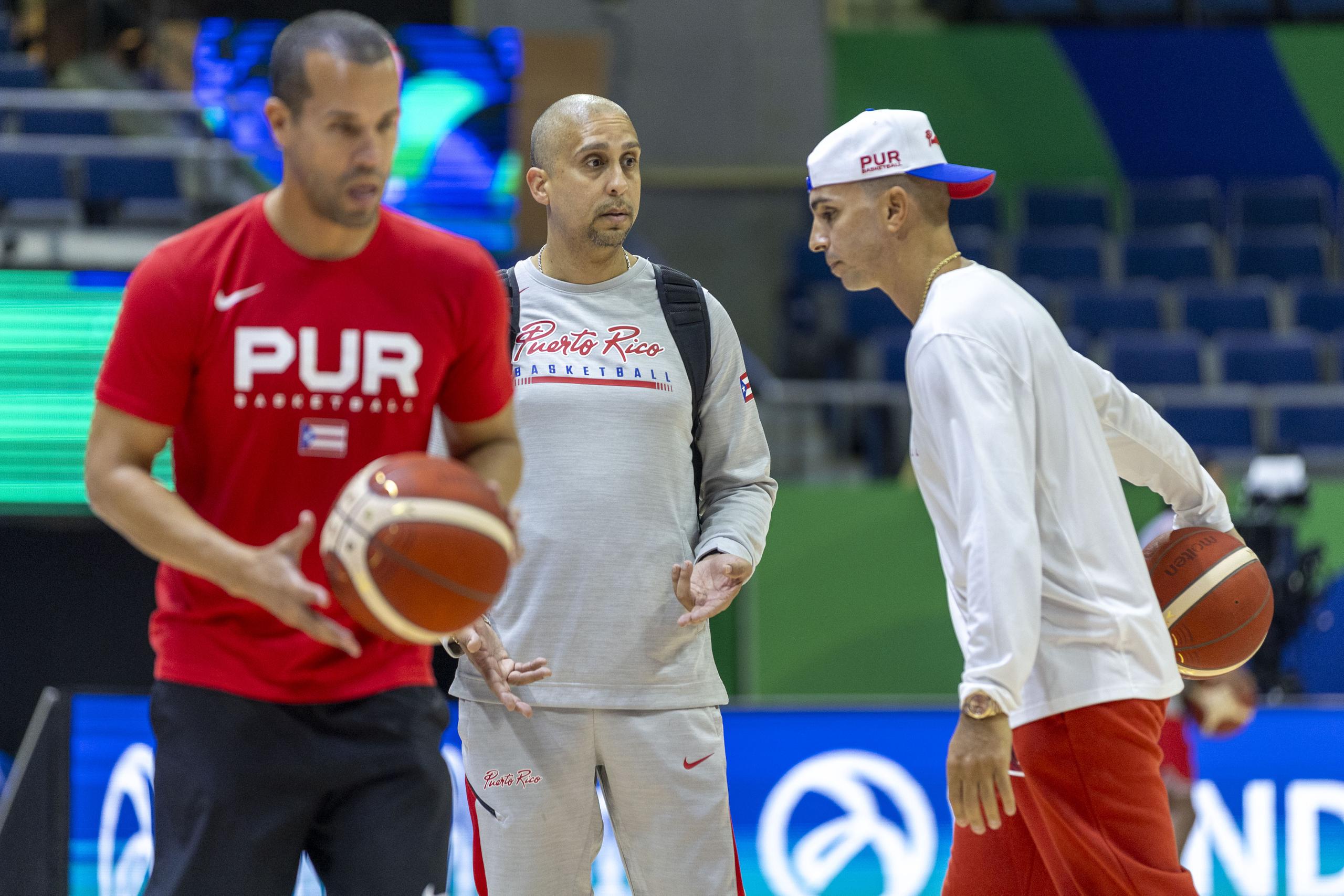 Pachy Cruz, con el balón, aparece aquí junto a Nelson Colón y Carlos Arroyo durante una de las prácticas del Equipo Nacional en la Copa del Mundo de la FIBA.