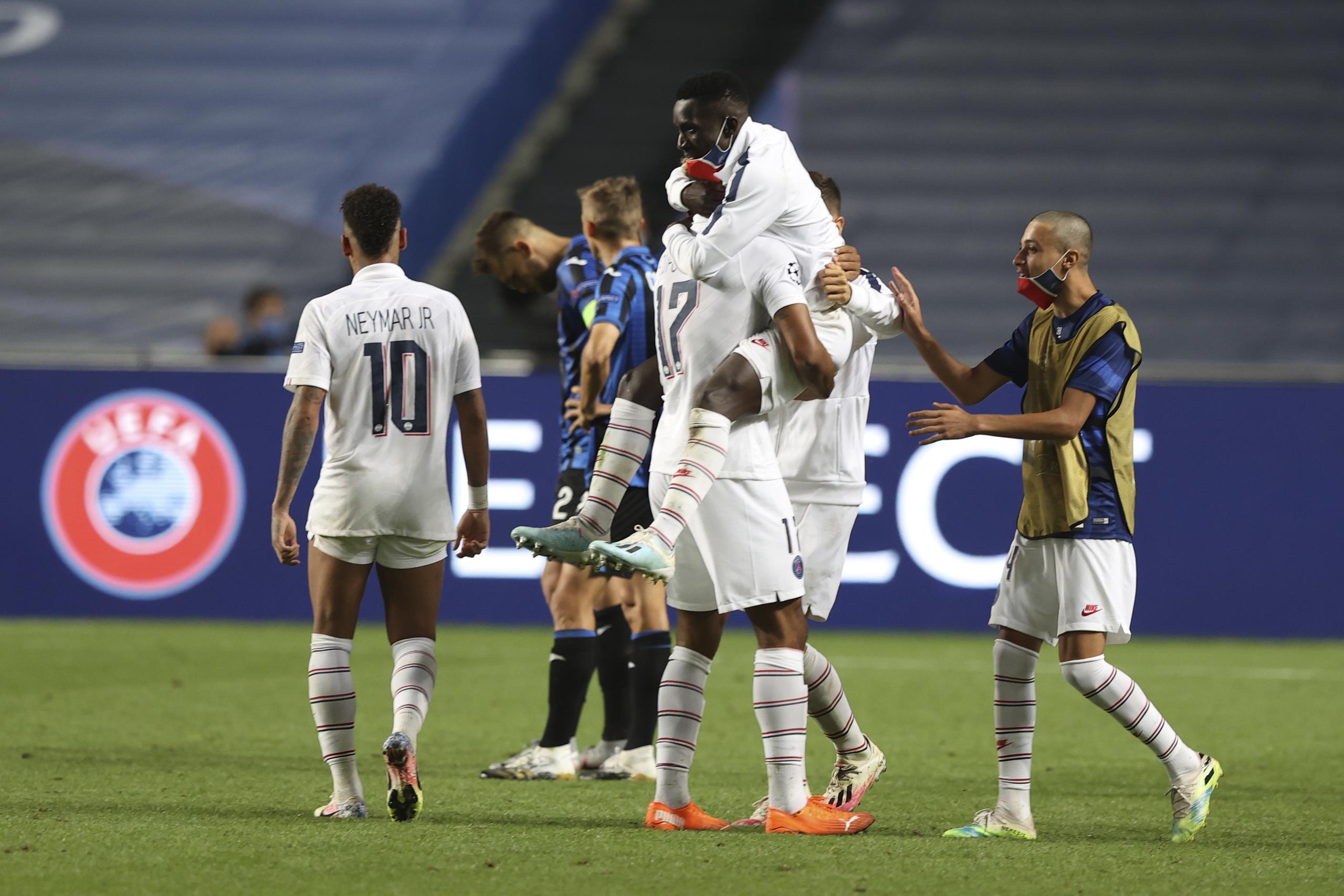 Jugadores del PSG celebran su triunfo en los cuartos de final de la Liga de Campeones.