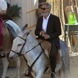 George Clooney pasea en burro por un pueblo español