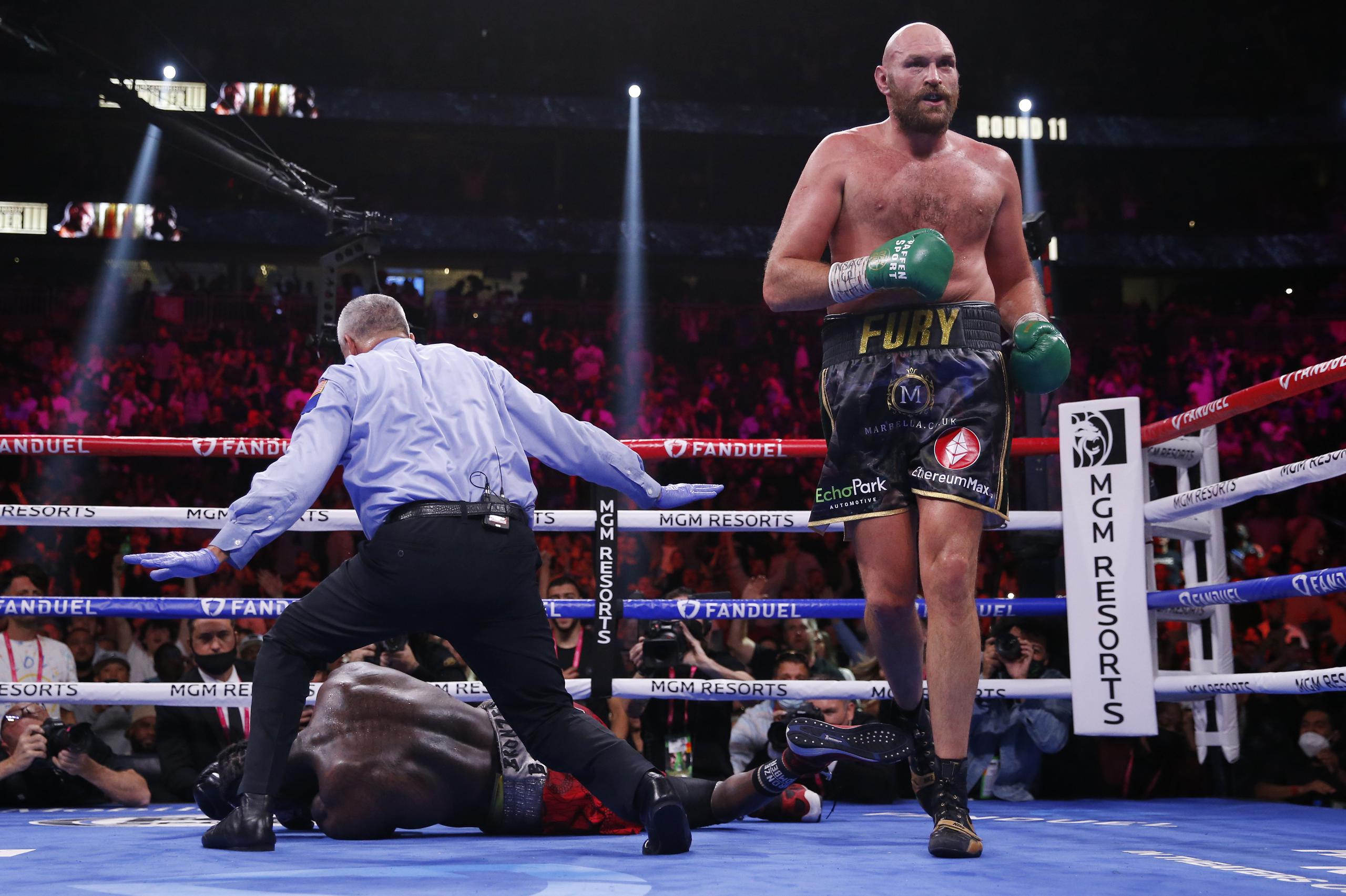En esta foto del 9 de octubre del 2022, el boxeador Tyson Fury, de Inglaterra, se aleja tras noquear a Deontay Wilder en el 11mo round del campeonato de peso de pesados en Las Vegas.