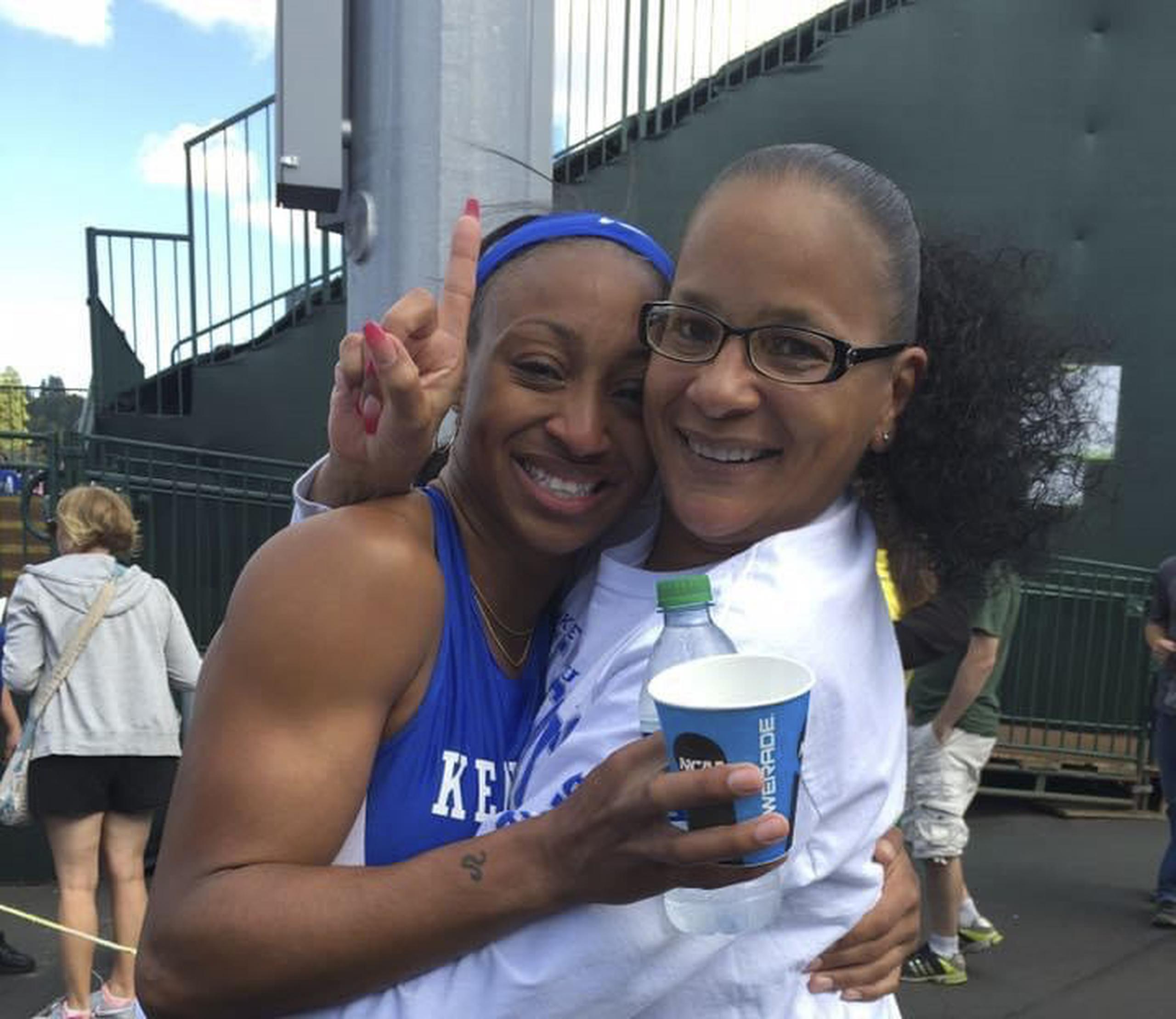 María Camacho junto a su hija Jasmine Camacho-Quinn, cuando competía en la NCAA.