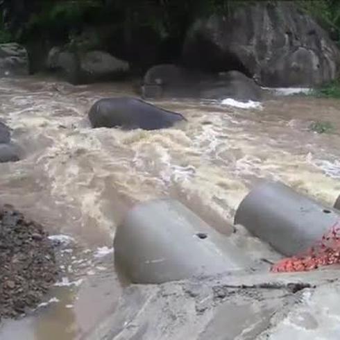 Fuera su cauce el río Guayanés en Yabucoa por la tormenta Karen