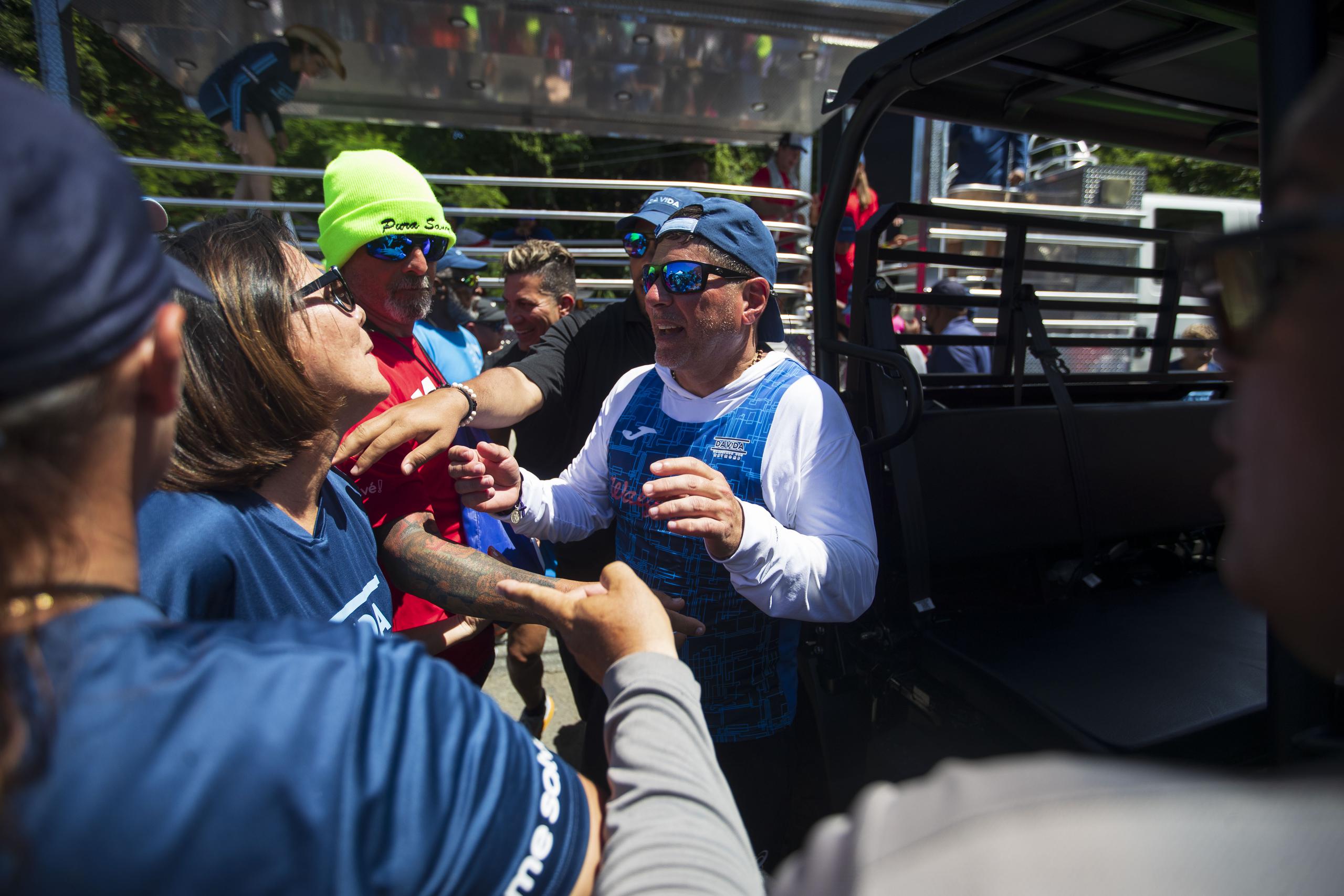 Raymond Arrieta saludó a cientos de personas que lo acompañó durante la quinta etapa de la caminata Da Vida del 2022, que lo llevó por los pueblos de Río Grande y Loíza.
