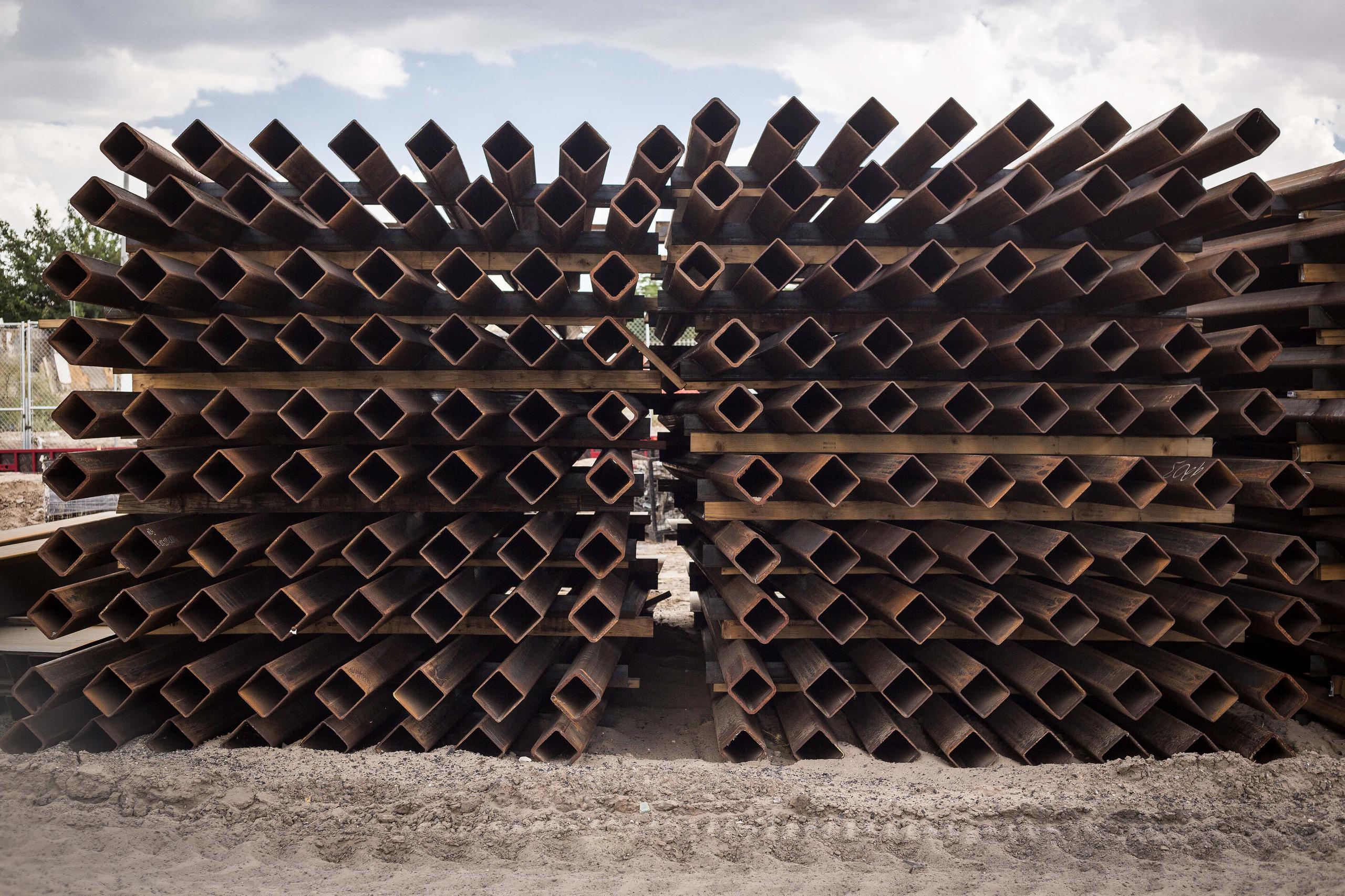 Decenas de vigas de acero esperan ser colocadas para reforzar el muro que levanta Estados Unidos en Nuevo México. EFE/Juan Labreche/Archivo