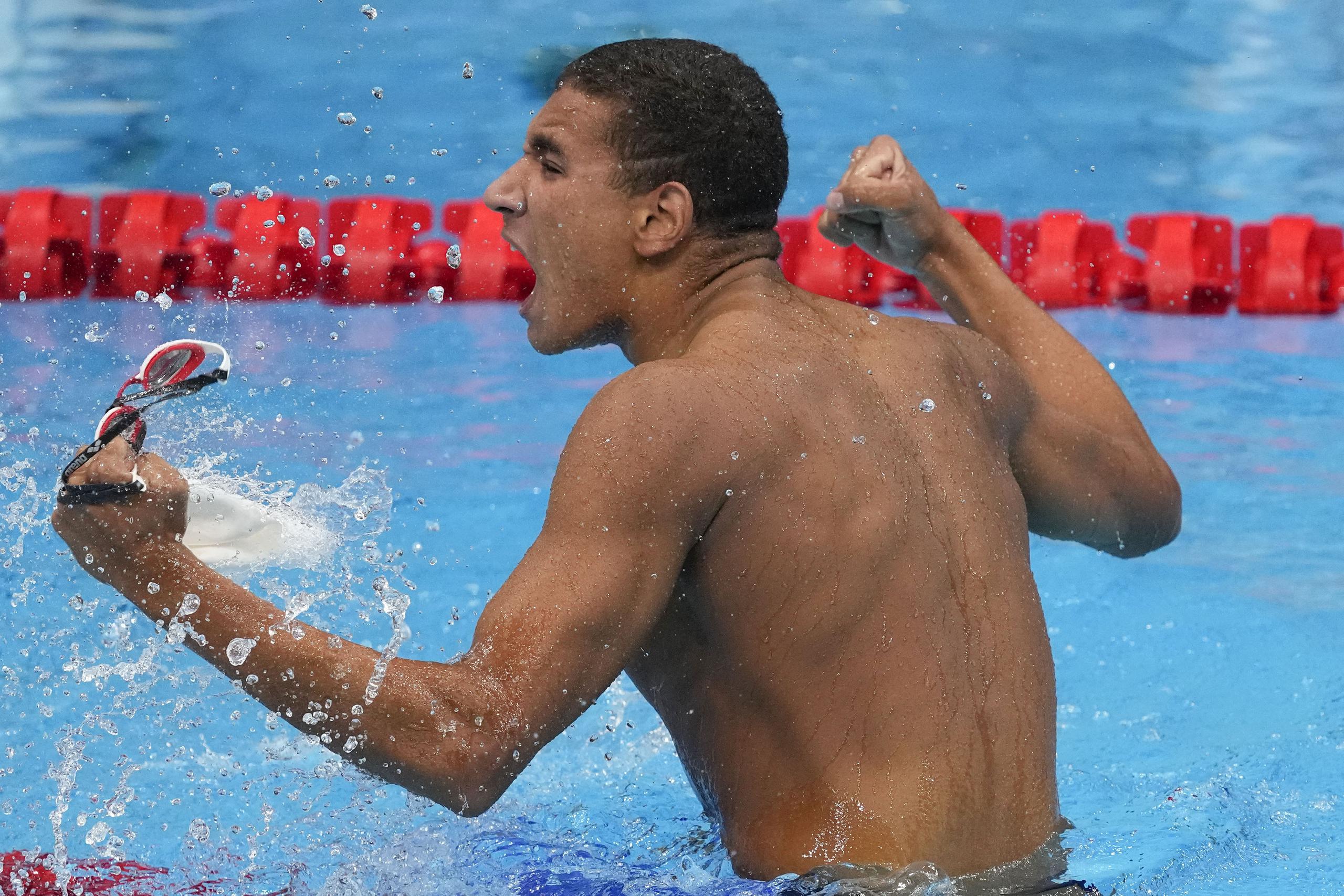 El tunecino Ahmed Hafnaoui festeja tras ganar la medalla de oro en los 400 metros libres.