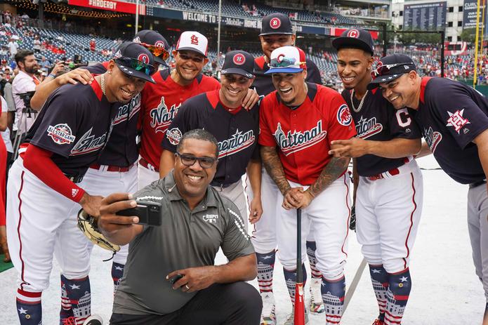 El exjugador de Grandes Ligas, Eduardo Pérez, se toma un selfie con el grupo de jugadores y coaches boricuas que estarán en el Juego de Estrellas.