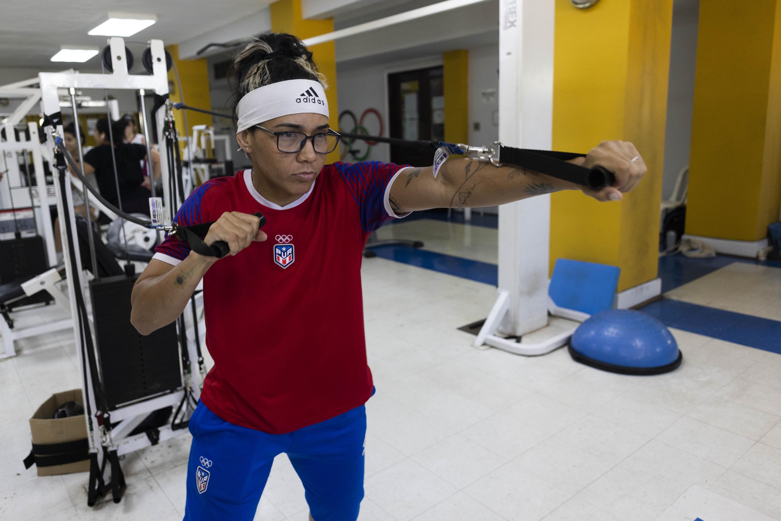 Ashleyann trabaja en el gimnasio de la Casa Olimpica de Viejo San Juan para regresa al peso de los 57 kilogramos en que competirá en París 2024.