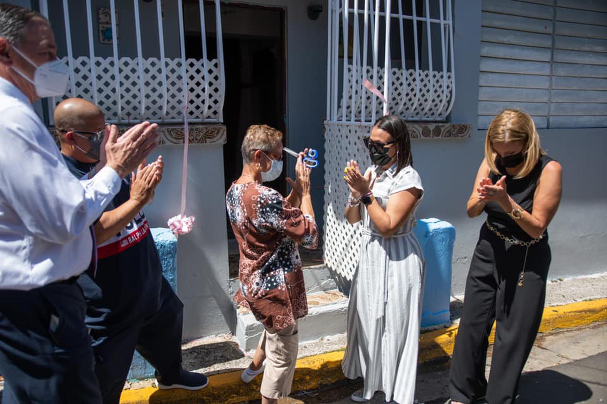 Teresa Urbina (centro) cortó la cinta de su renovada casa.