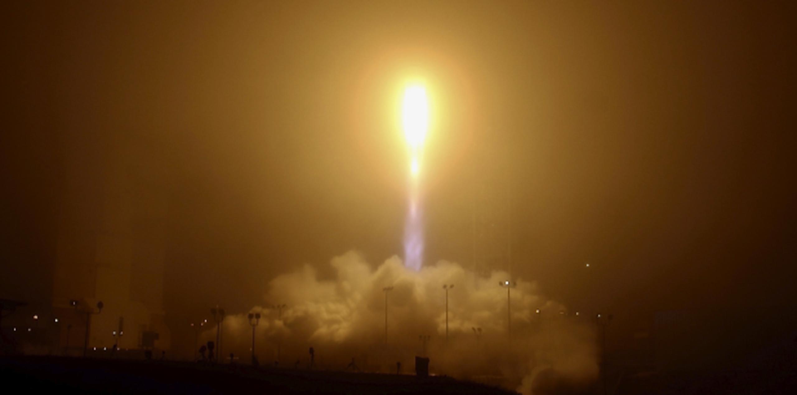 Había tanta niebla que las personas que acudieron a los alrededores del sitio de lanzamiento no pudieron ver el cohete, pero pudieron oír y sentir el rugido y el retumbar de sus motores. (AP)