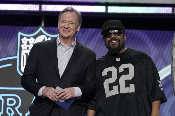 El rapero Ice Cube (derecha) posa con el comisionado de la NFL Roger Goodell durante la primera ronda del draft de la NFL.