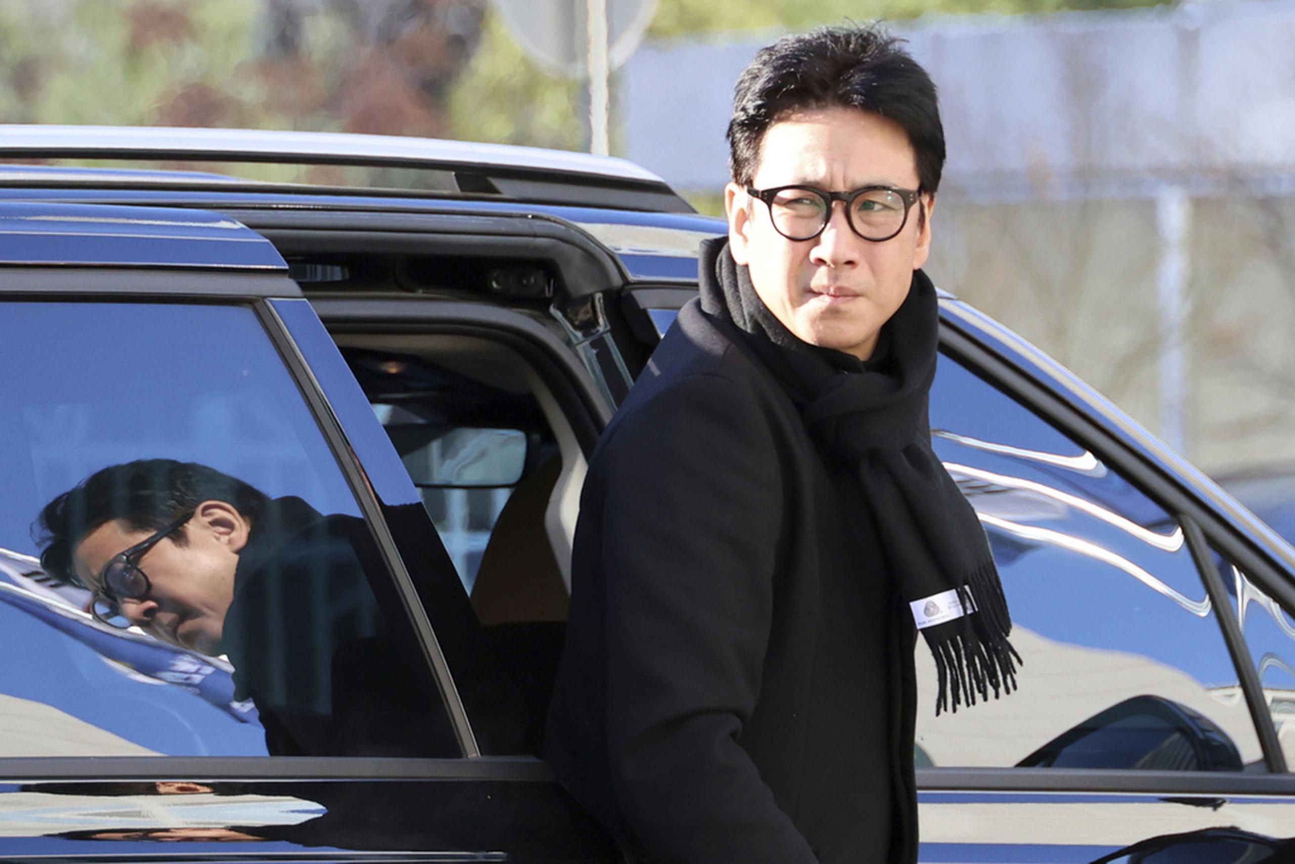 El actor Lee Sun-kyun baja de un auto a su llegada a la sede de la Policía Metropolitana de Incheon, en Corea del Sur, el 23 de diciembre de 2023.