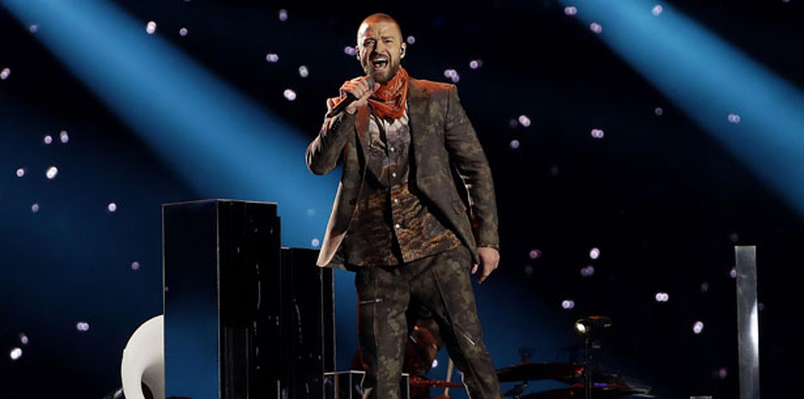 Timberlake apareció en el estadio tras subir unas escaleras y recorrer un pasillo hasta el escenario mientras cantaba "Rock Your Body".  (AP)