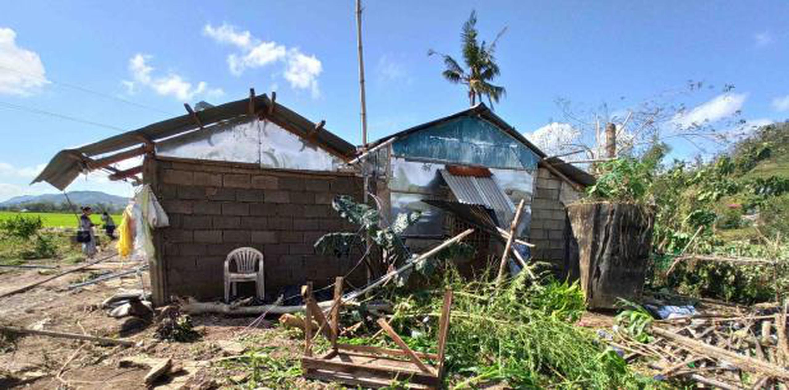 Daños causados por el tifón Phanfone en la localidad de Batad, en el centro de Filipinas. (AP / Leo Solinap)