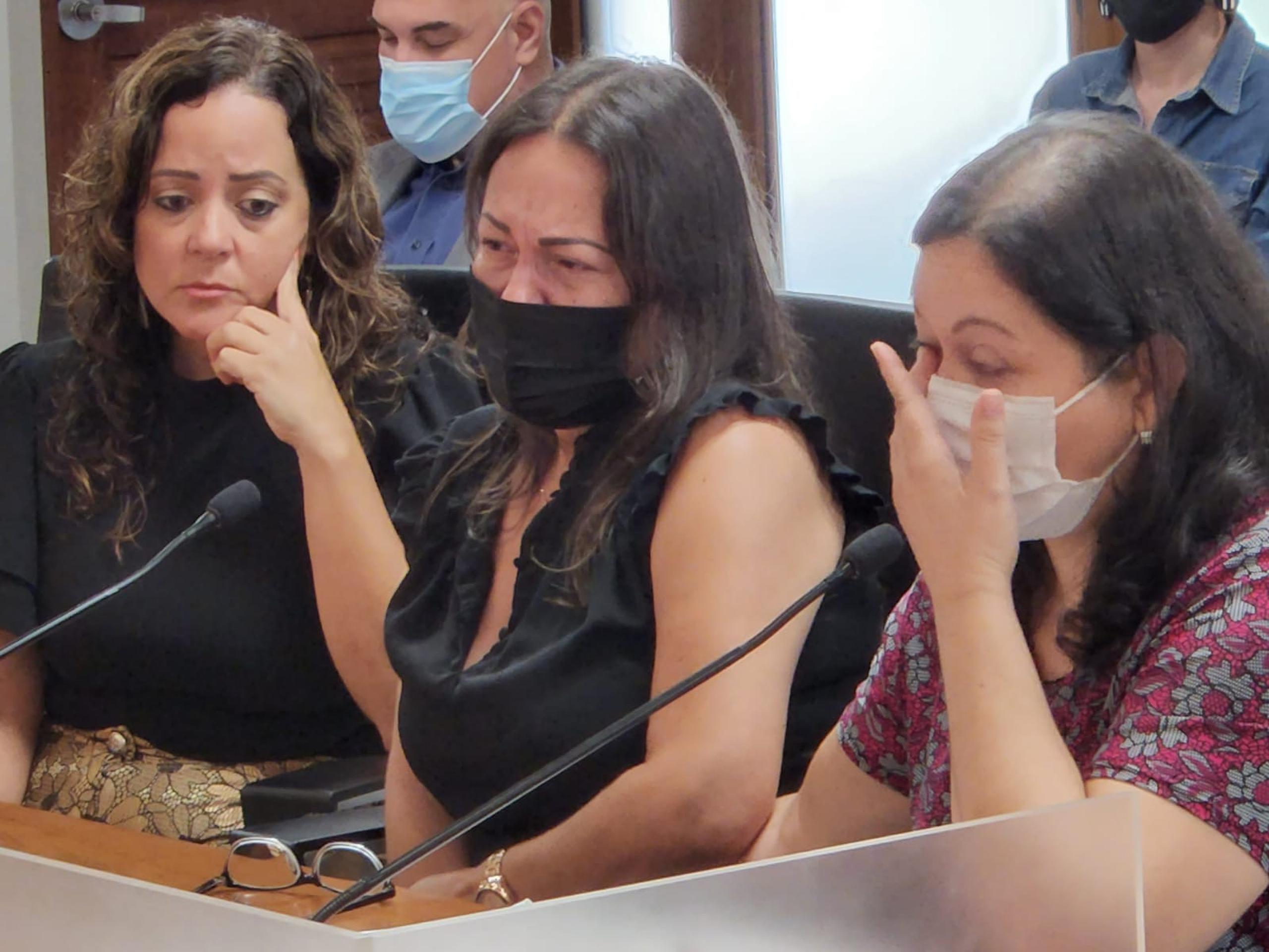 Al centro, Sheila Nevárez, madre de Javier A. Cordero Nevárez, quien fue baleado por agentes del Negociado de la Policía.