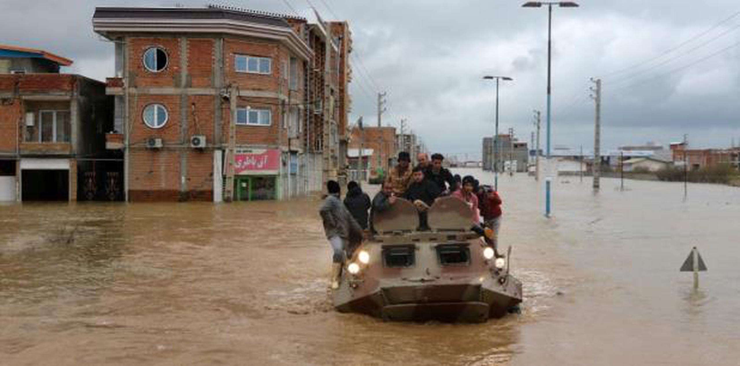 Todo el país se encuentra ahora en alerta, después de que en los últimos días murieran por las inundaciones nueve personas en las provincias septentrionales de Mazandaran, Golestan y Jorasán del Norte. (AP)