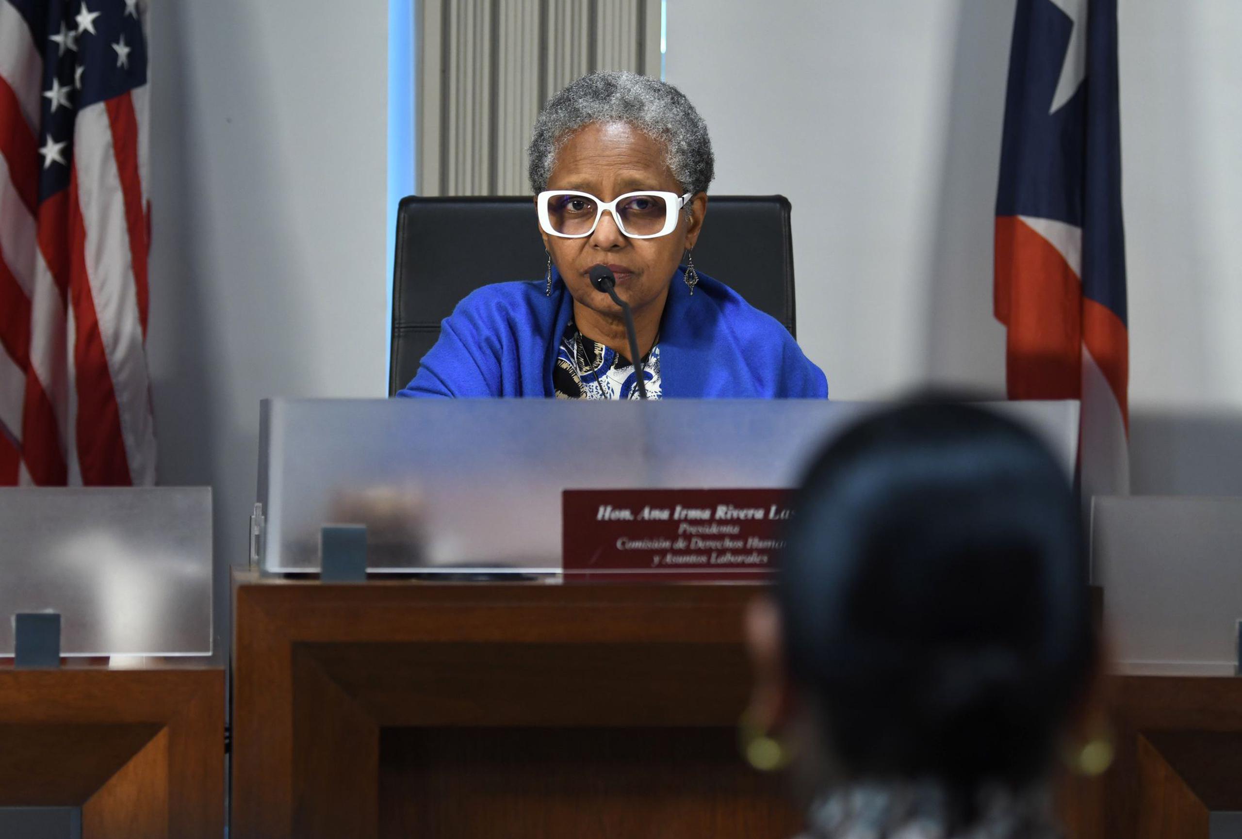 Ana Irma Rivera Lassén, presidenta de la Comisión de Derechos Humanos y Asuntos Laborales, cuestiona a la procuradora del Trabajo, Naihomy Álamo.