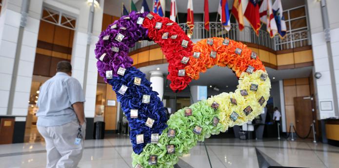 Un arreglo floral en forma de corazón con fotos de las 49 víctimas en la alcaldía de Orlando. (Prensa Asociada)