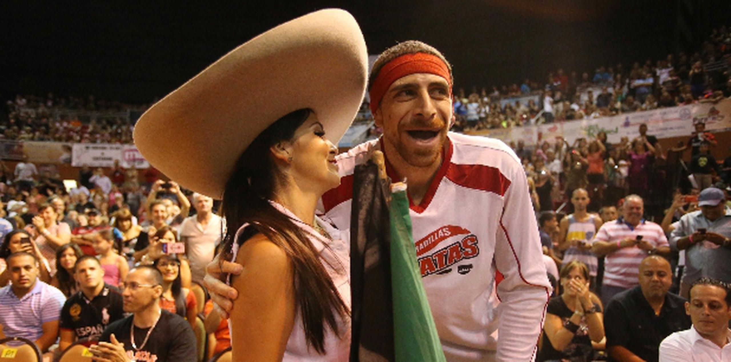 El mexicano Lorenzo Mata comparte con su esposa Cintya antes de uno de los partidos de la serie final del BSN en el Coliseo Raymond Dalmau de Quebradillas. (lino.prieto@gfrmedia.com)
