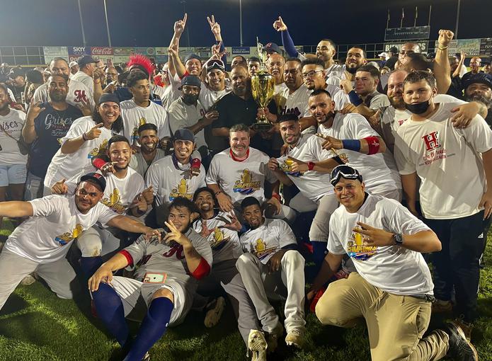 Los Grises de Humacao celebran el campeonato nacional del Béisbol Superior Doble A.